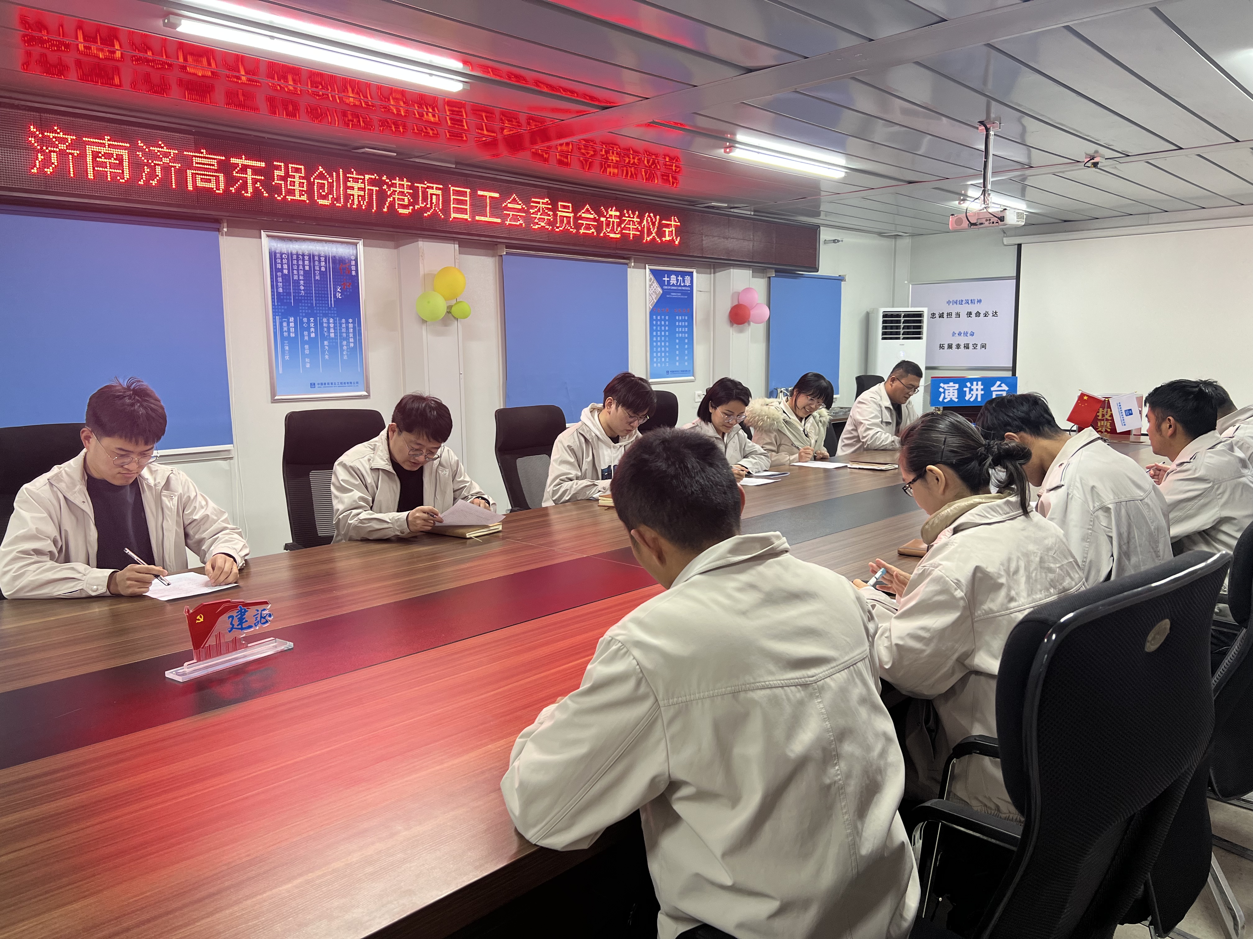 1.会议室合影.jpg