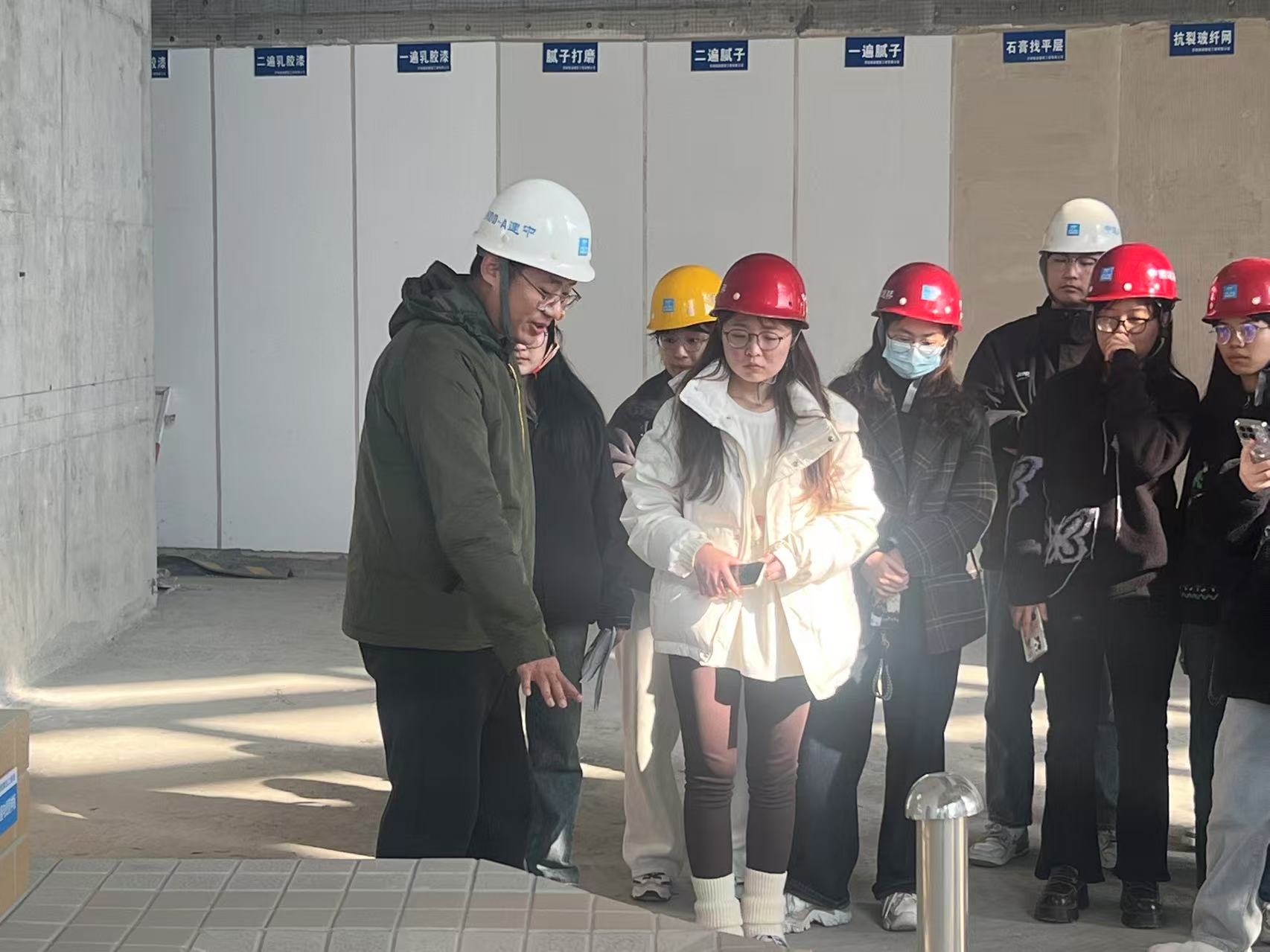 参观施工现场.jpg