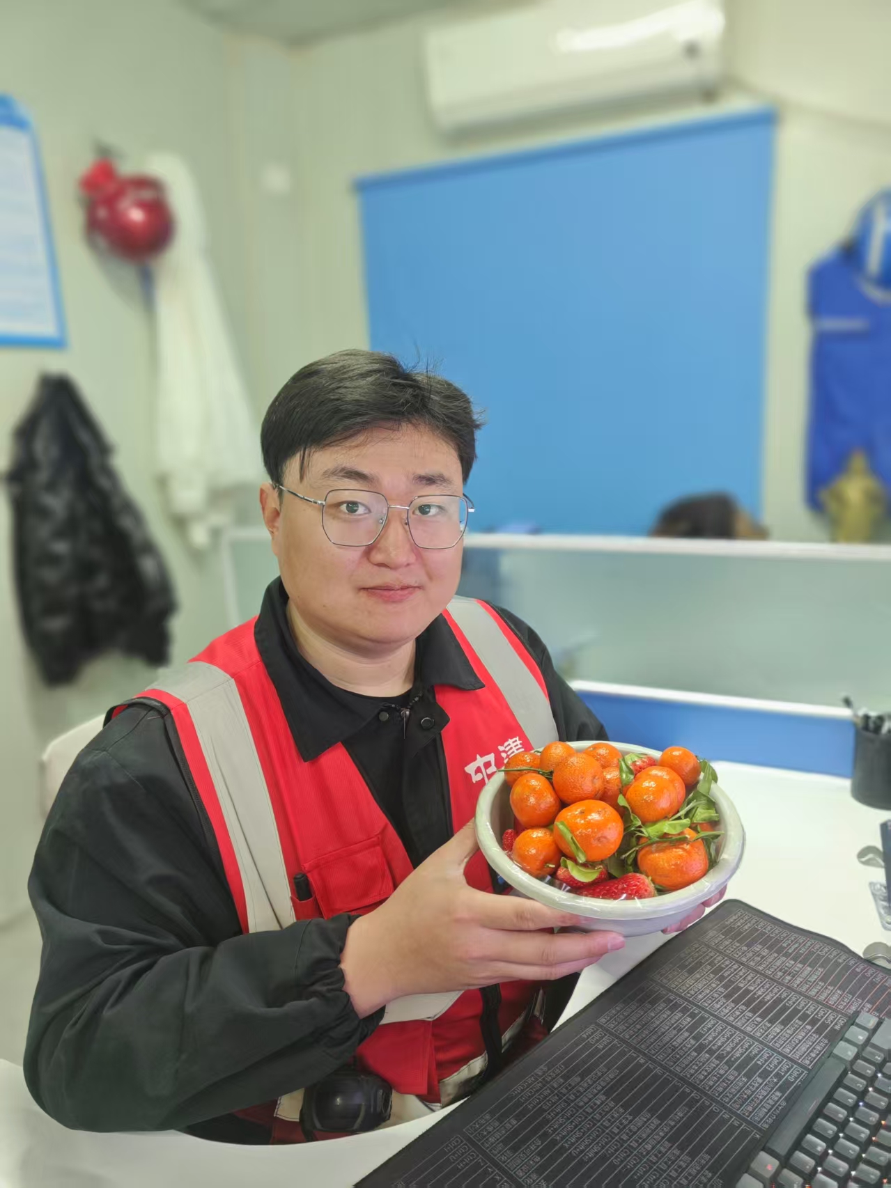 “体力加油队”给员工送上“加油”果盘.jpg
