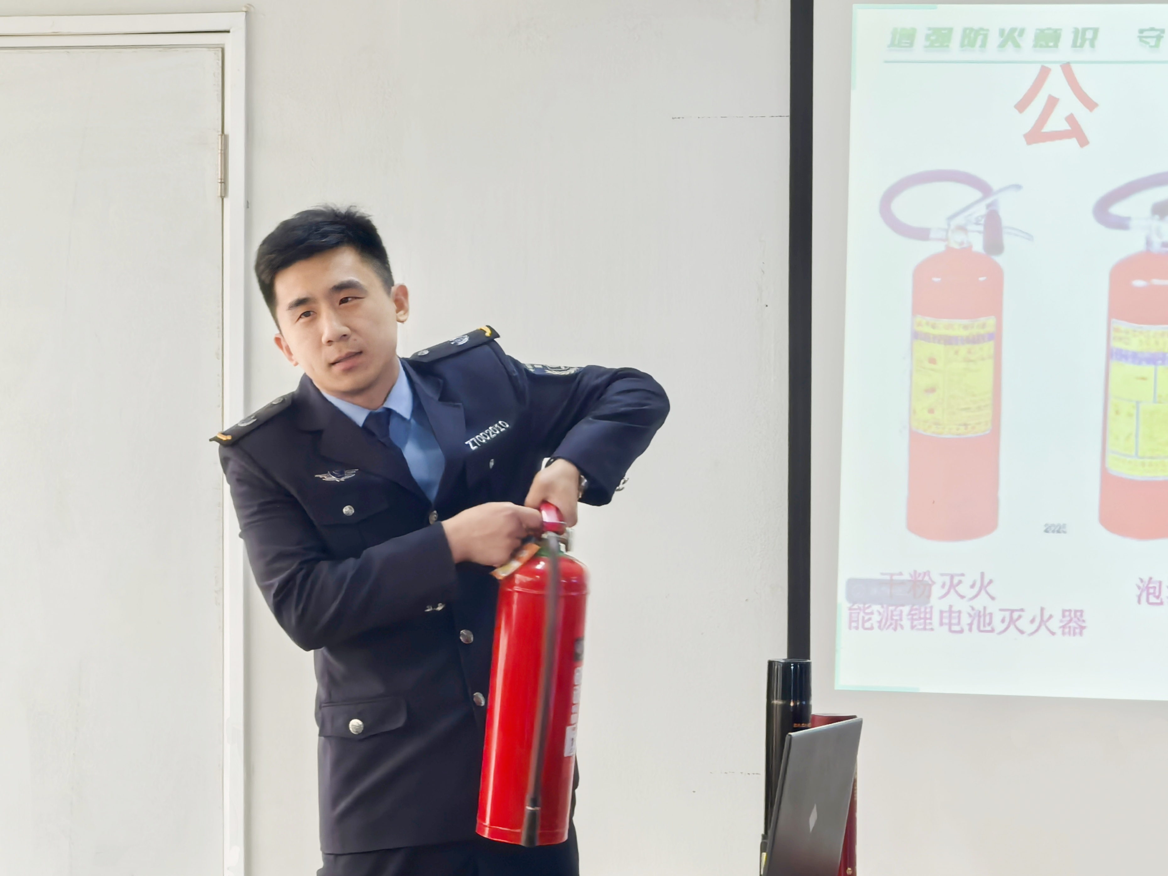 展示灭火器使用方法.jpg
