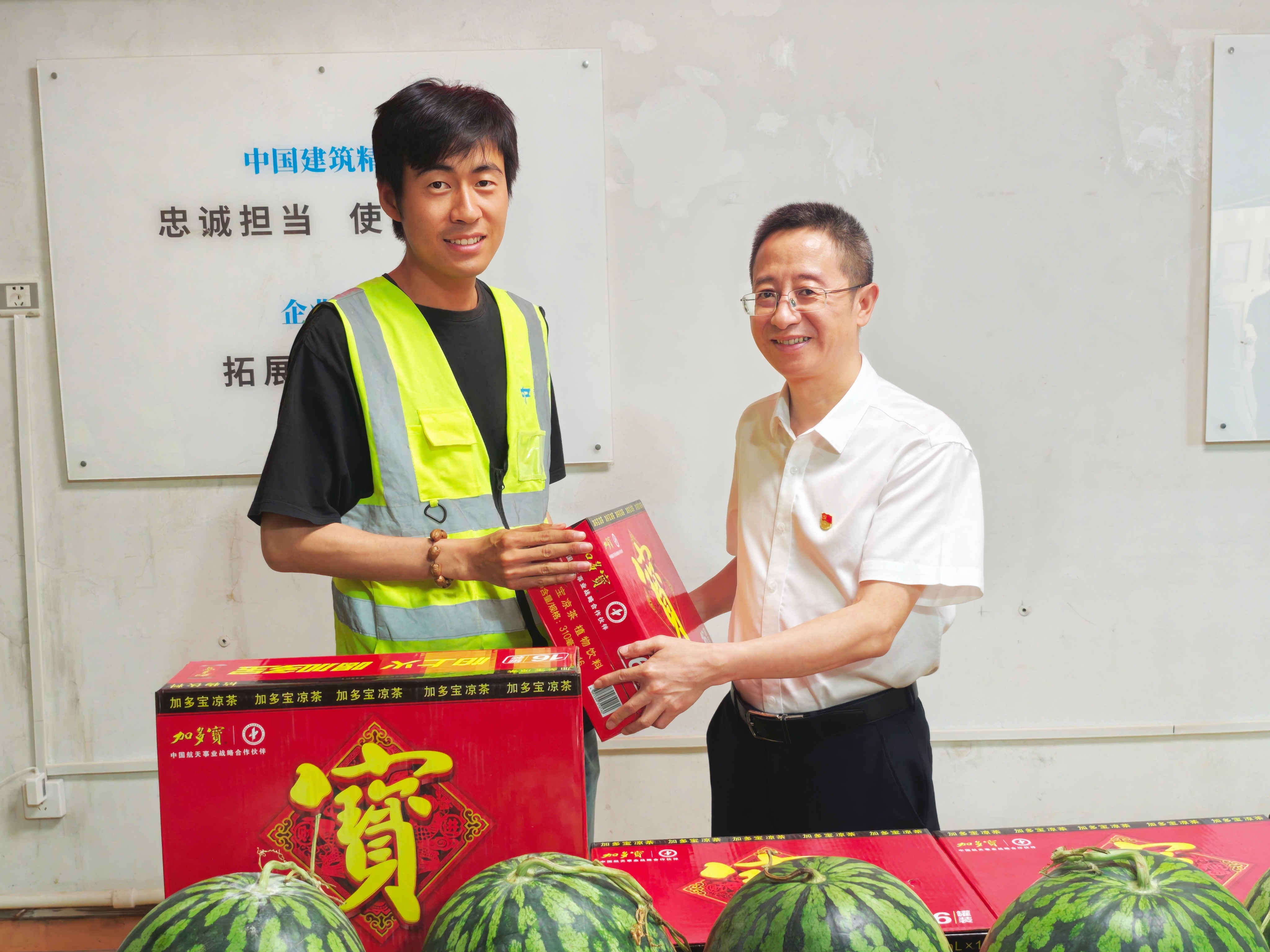 发放解暑饮品和西瓜.jpg