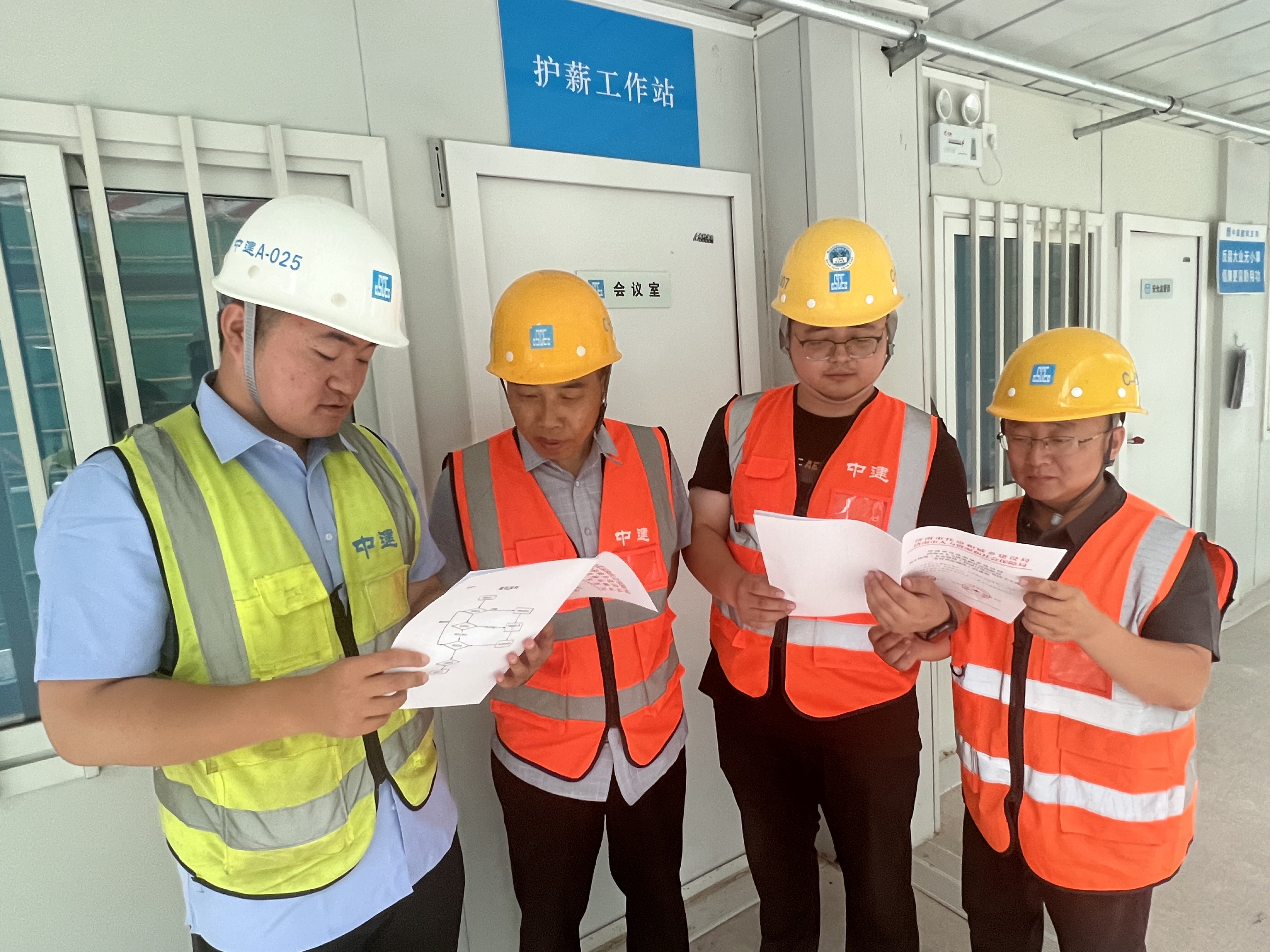 项目志愿者为劳务工作者讲解护薪工作站内容.jpg