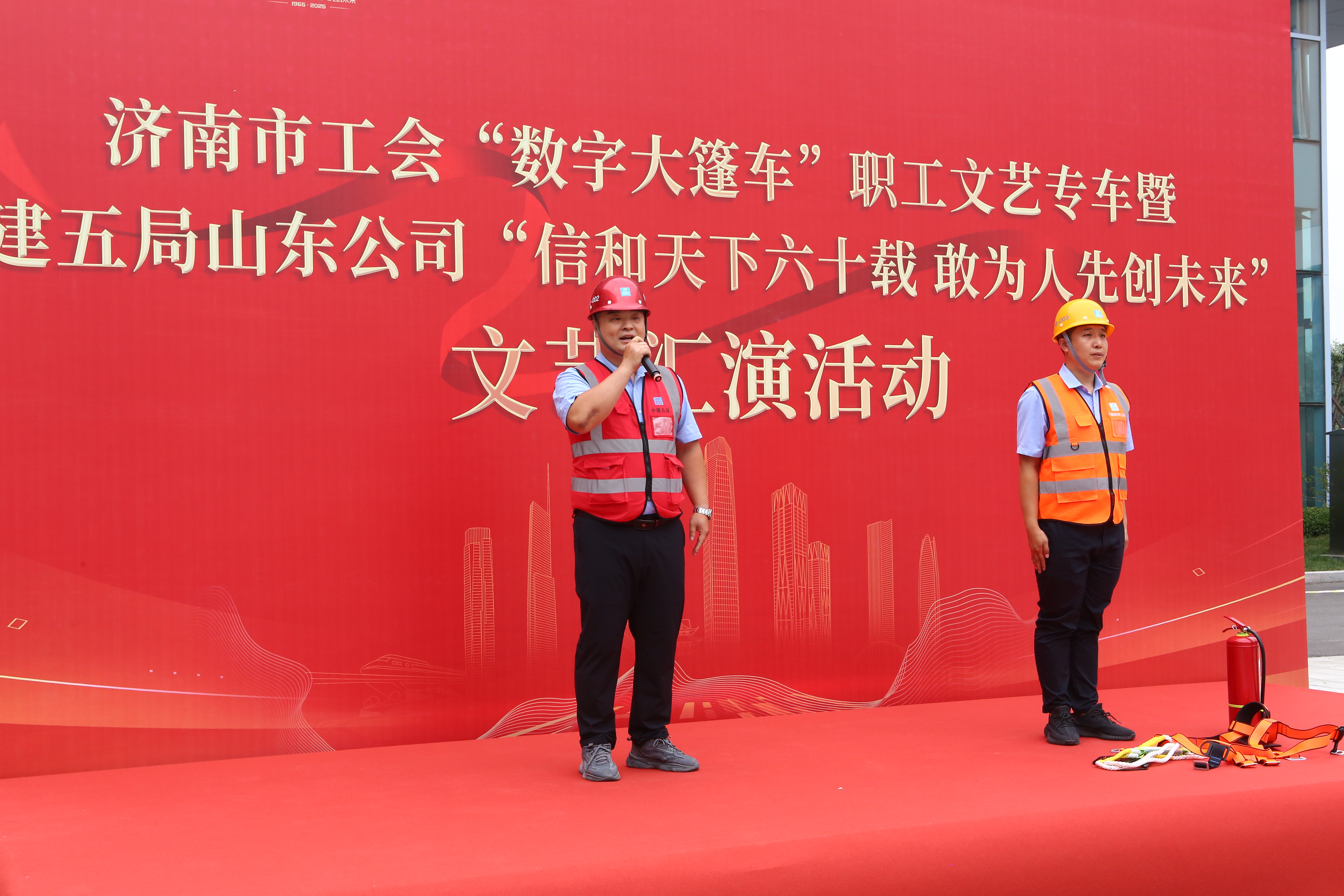 袁林为产业工人讲解五点式安全带使用规范.jpg