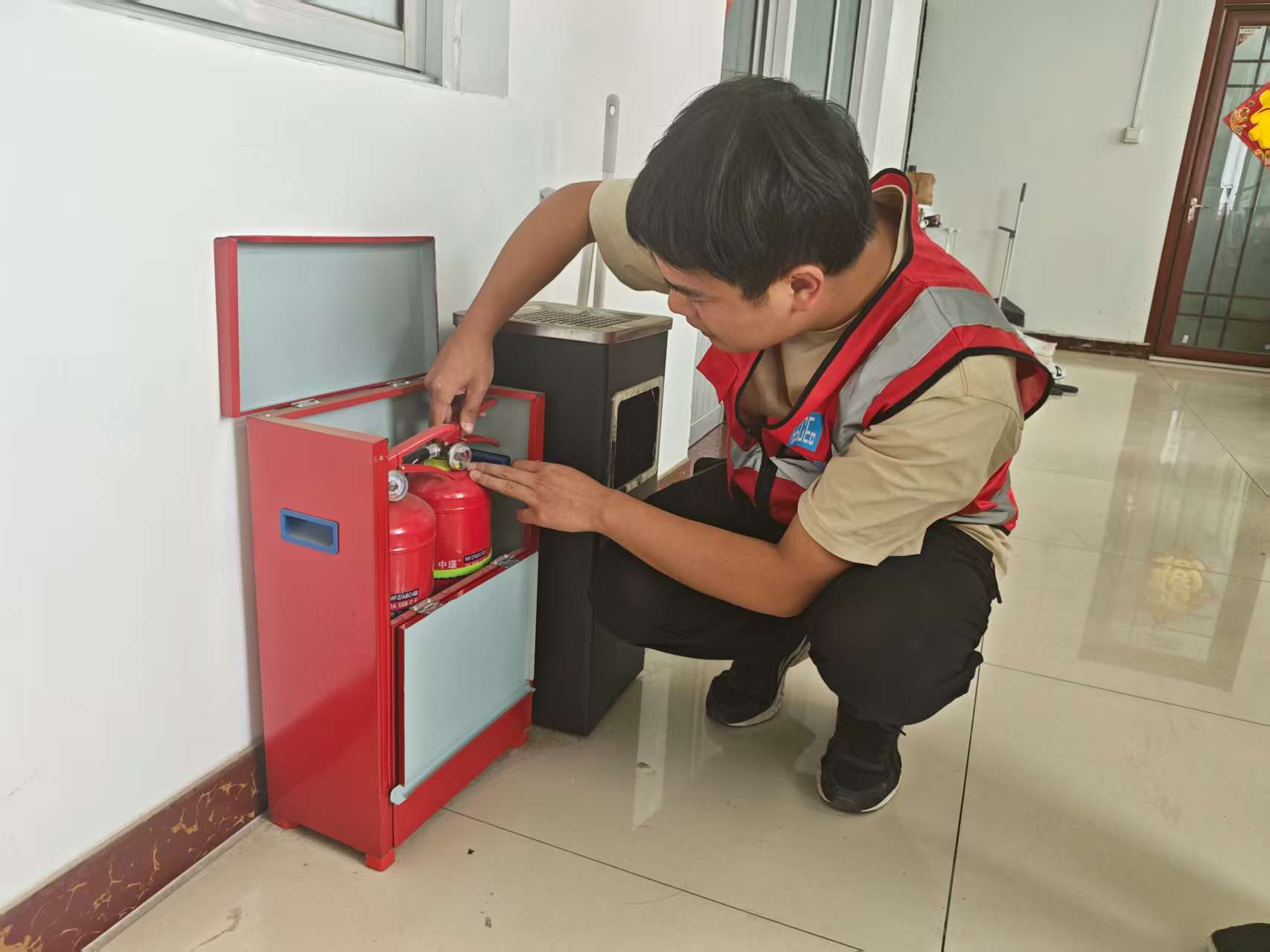 检查灭火器状态.jpg 检查灭火器状态.jpg