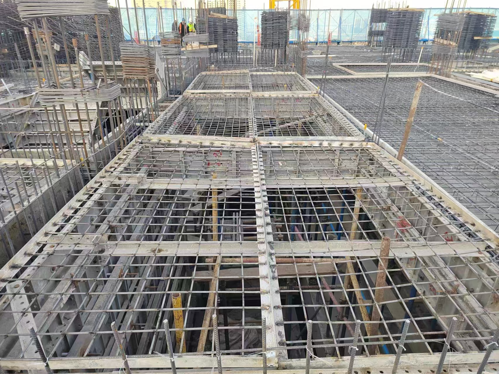 电梯井水平洞口防护平台.jpg 电梯井水平洞口防护平台.jpg