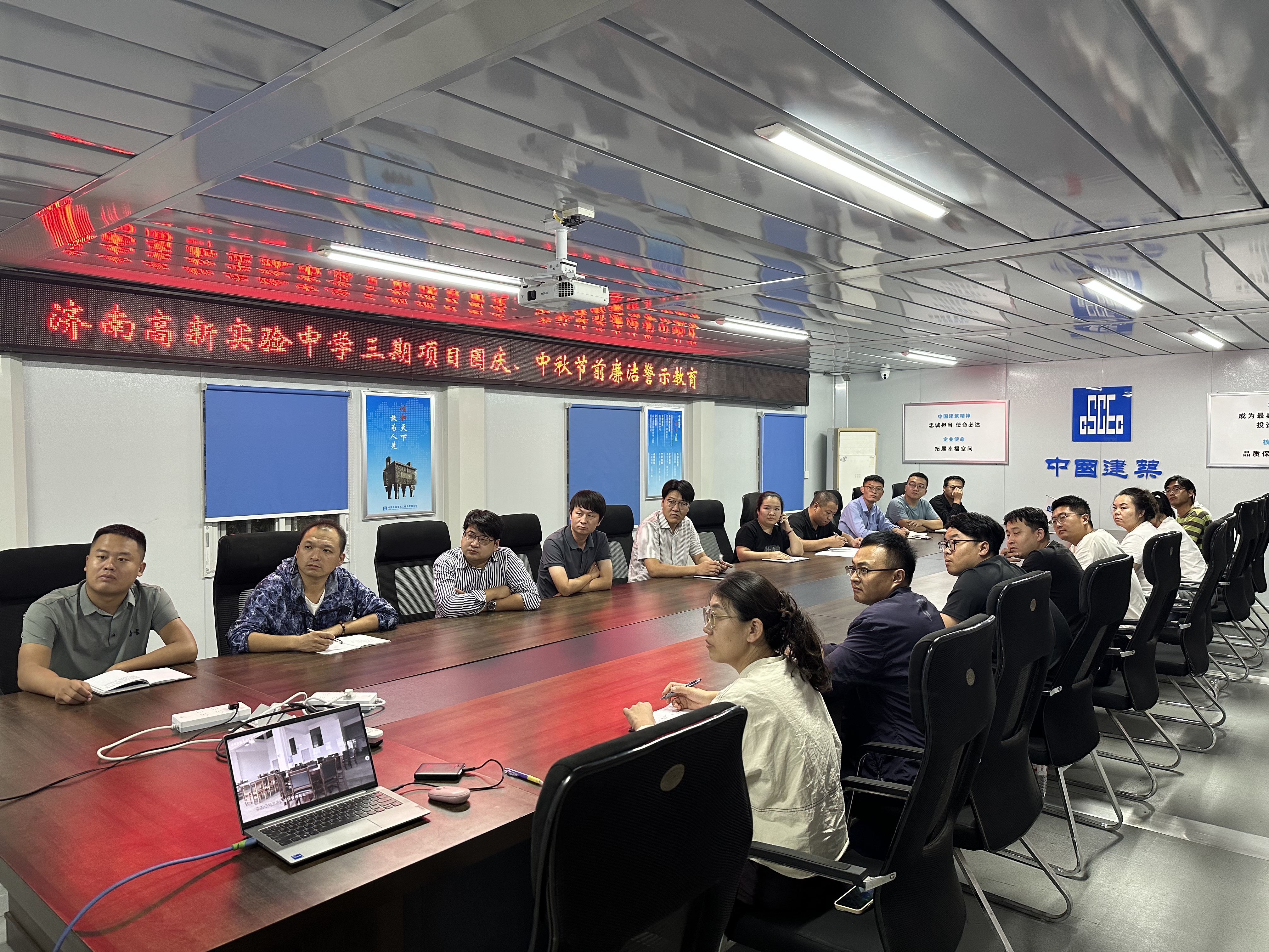 观看警示教育片.jpg 观看警示教育片.jpg