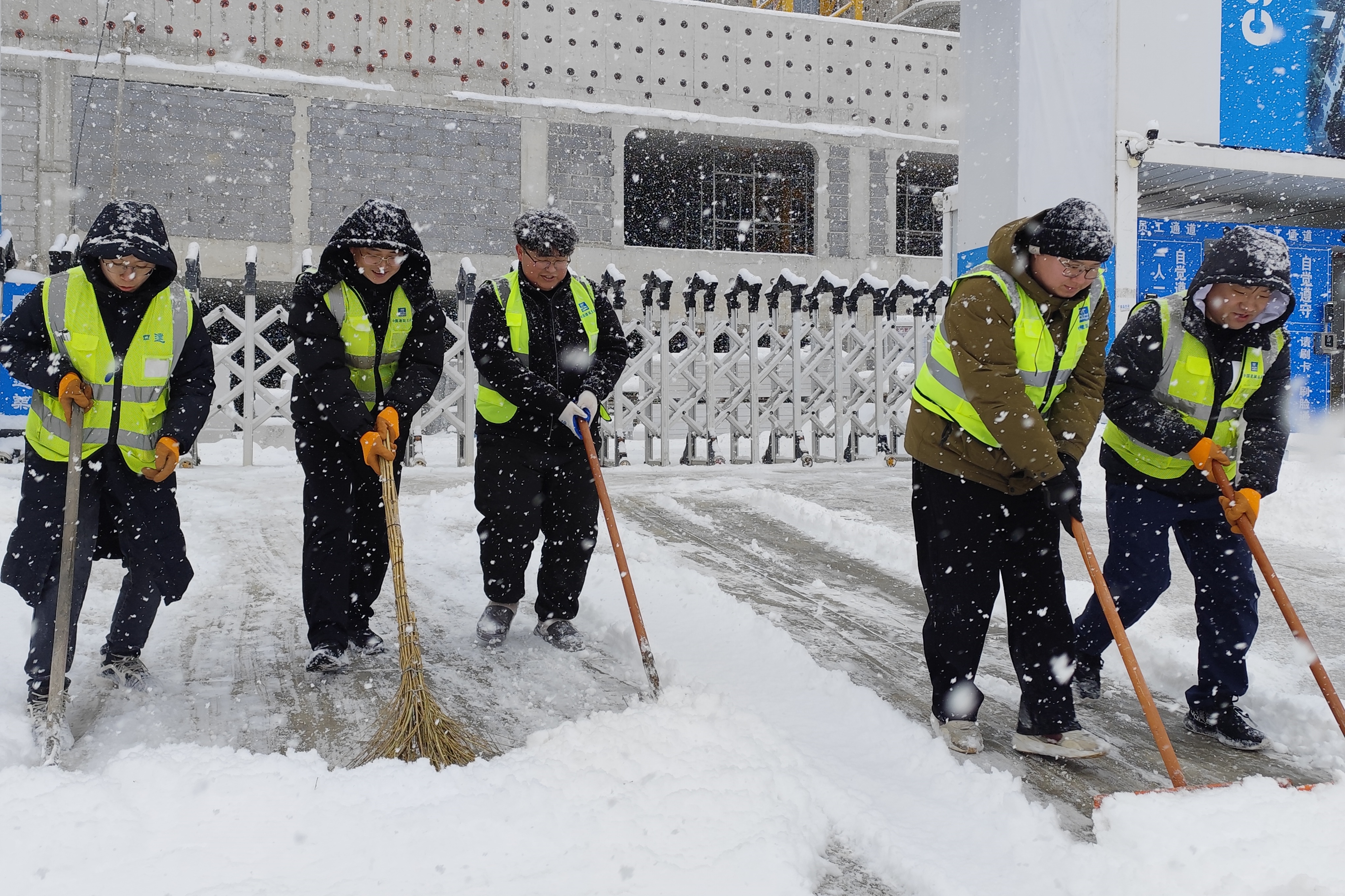 清扫现场积雪.jpg