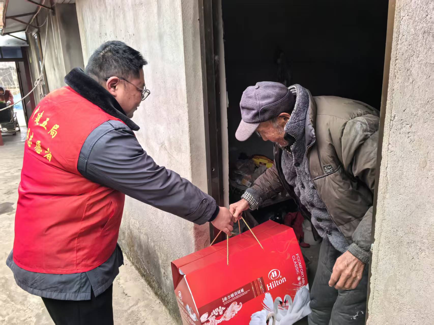 慰问老人 (2).jpg