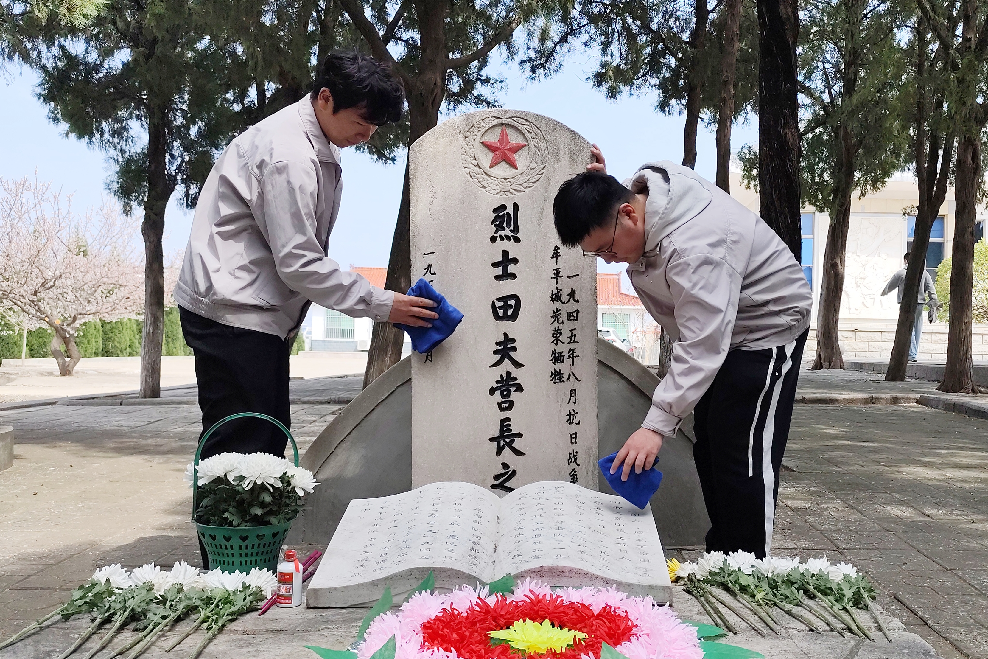 擦拭墓碑.jpg