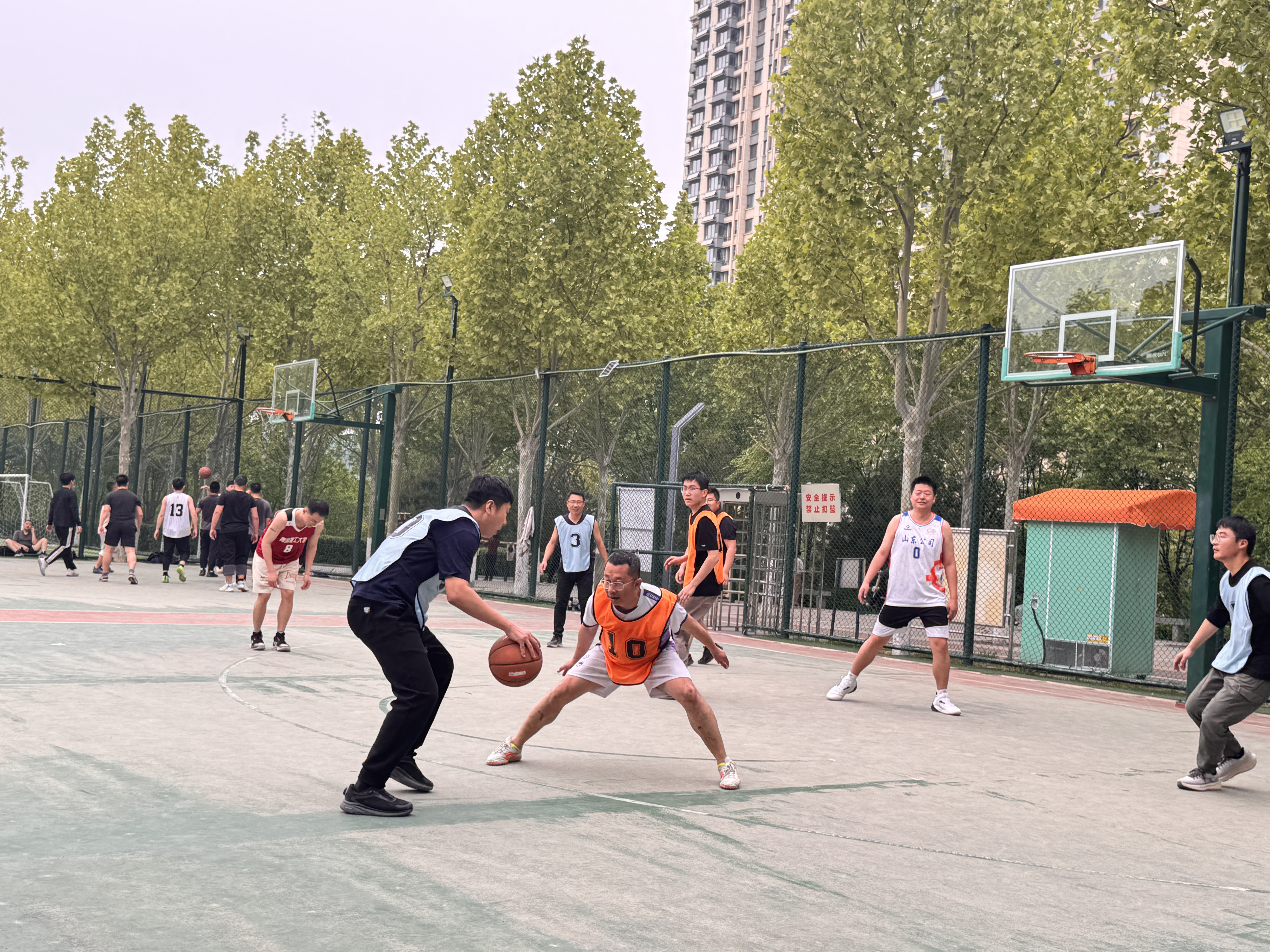 篮球赛精彩瞬间1.jpg