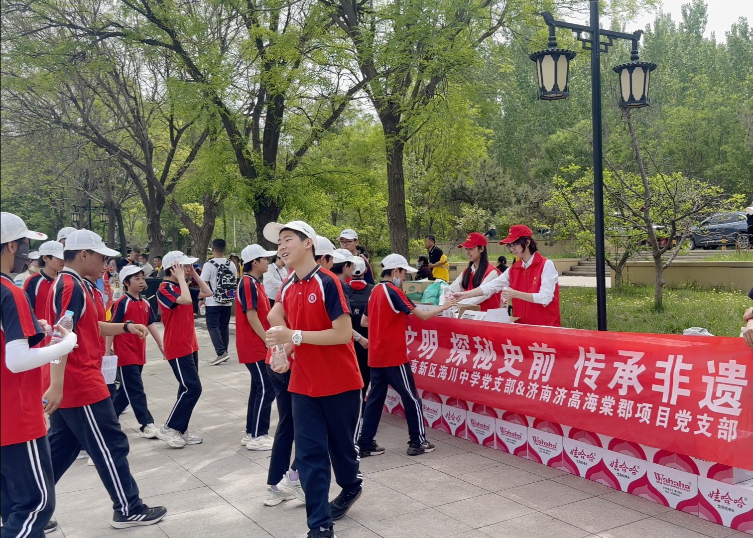 志愿者为同学发放饮用水.jpg