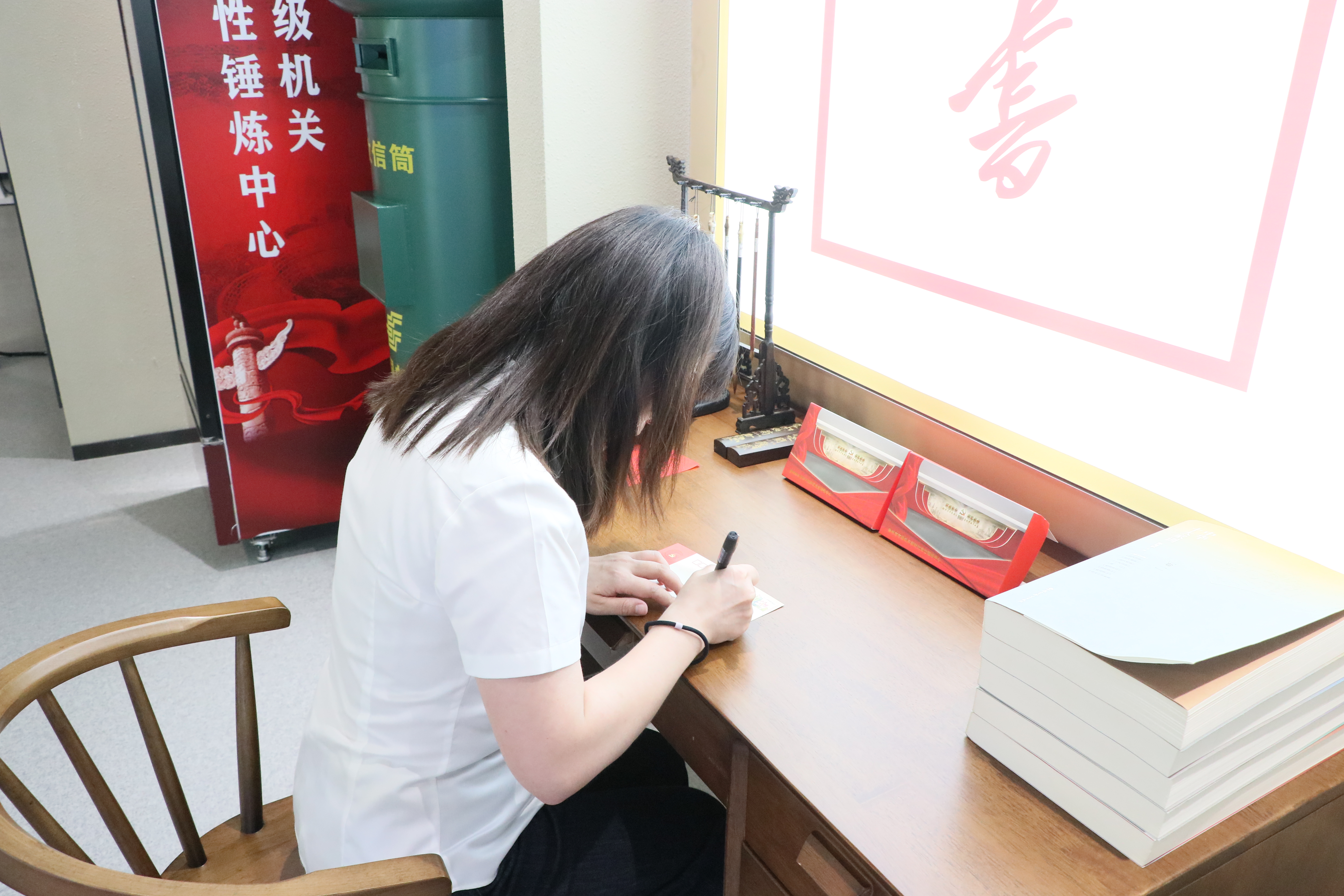 党员家属书写红色家书.JPG