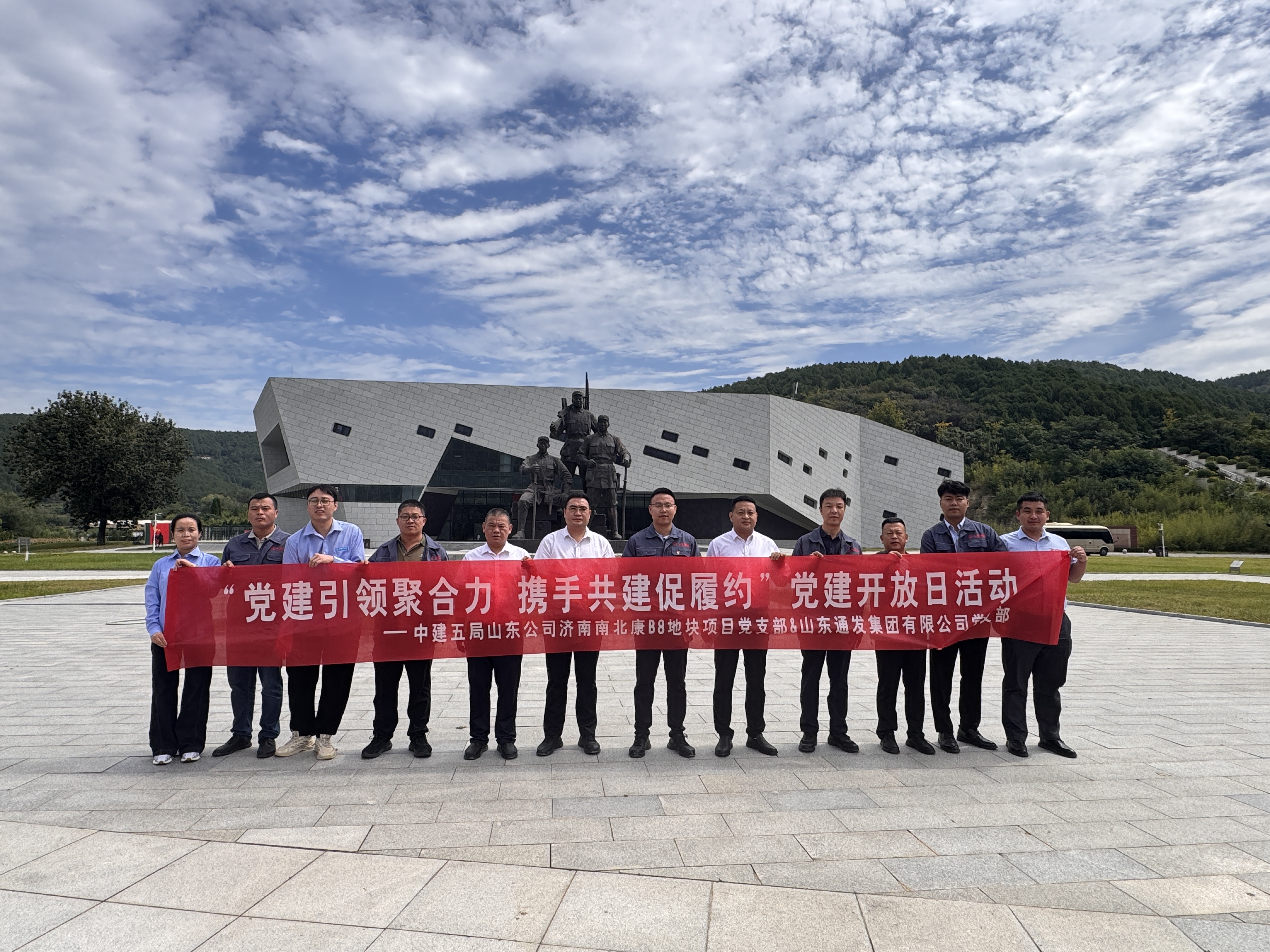 5.参观老战士纪念广场.JPG