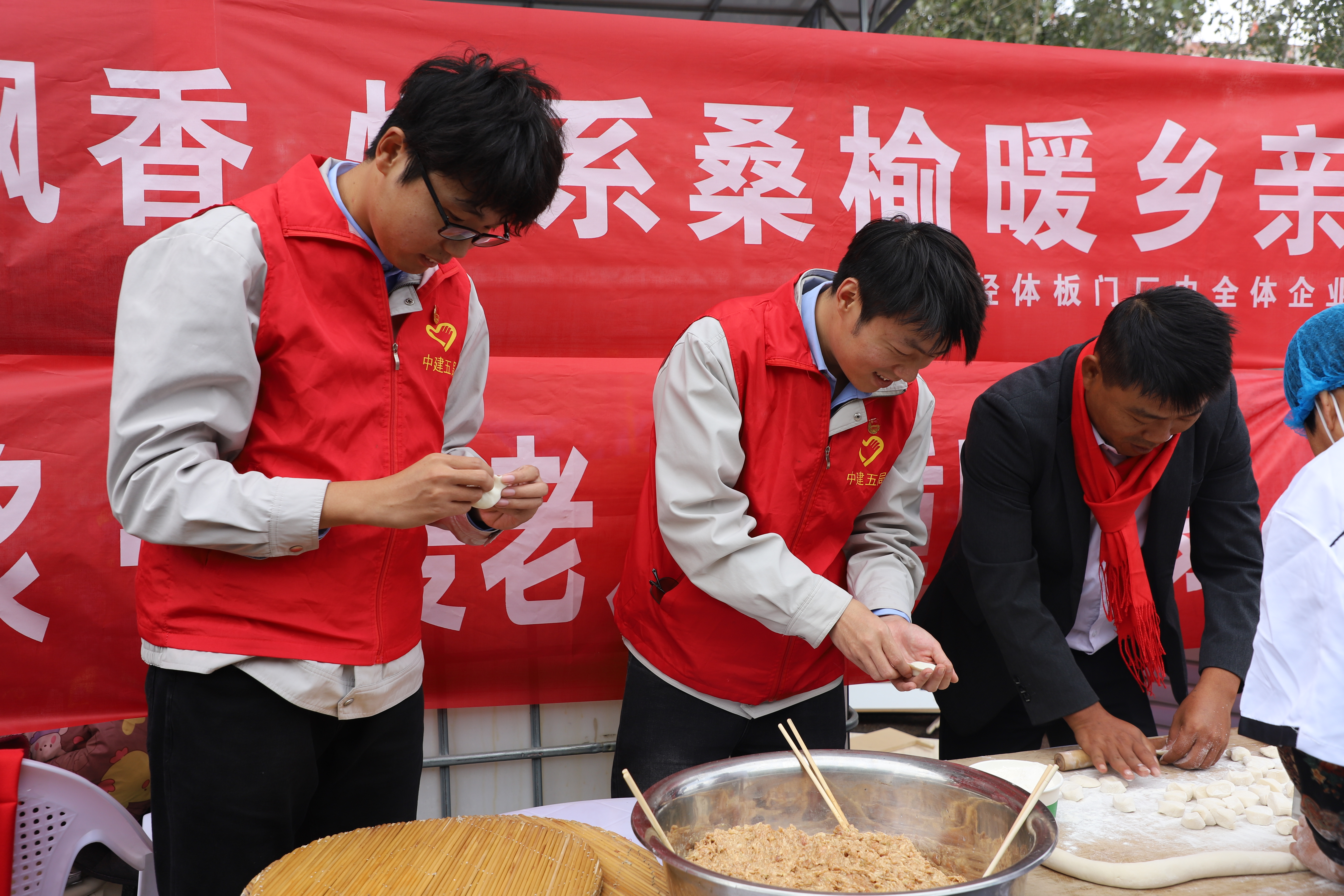 超英志愿者包饺子1.jpg