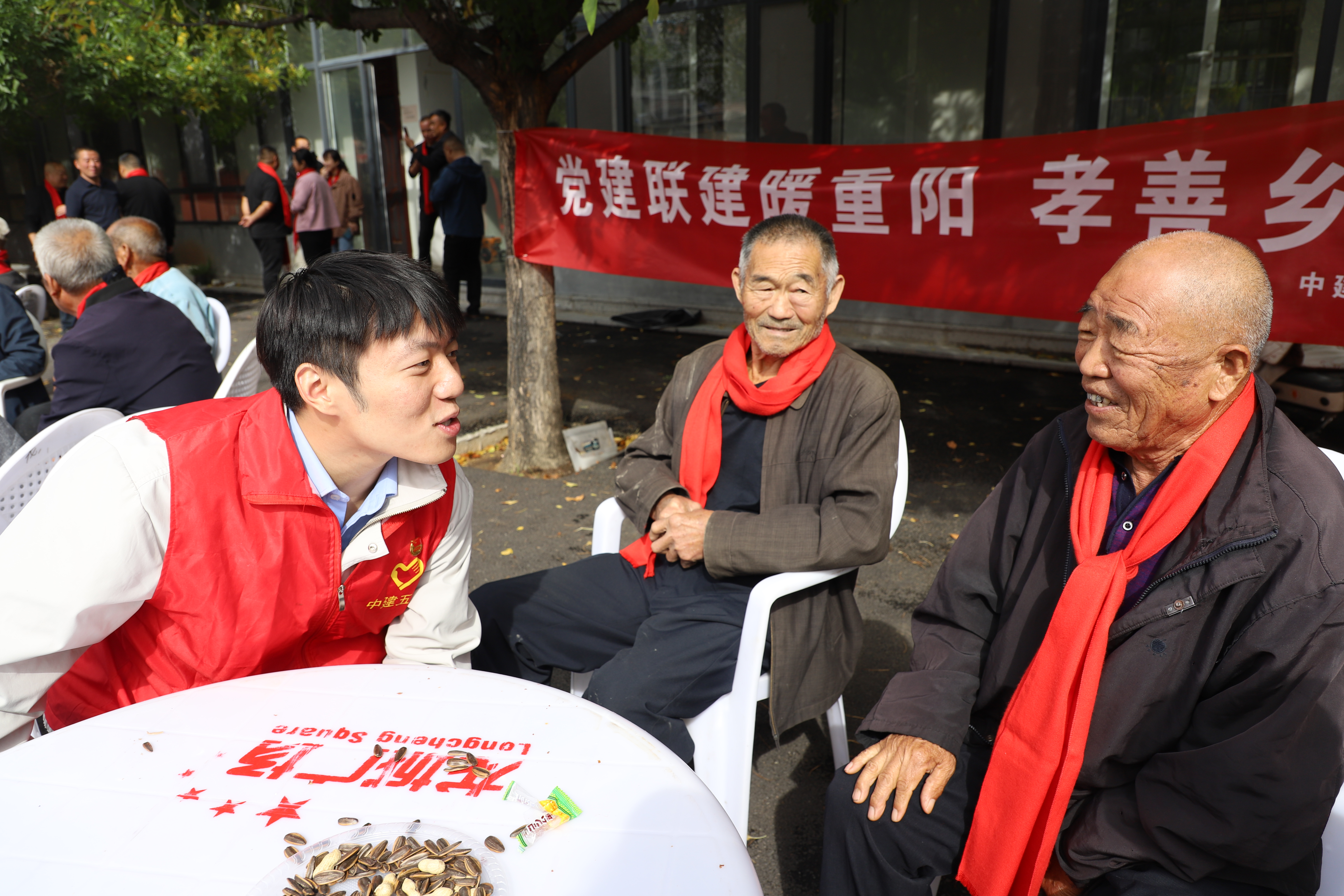 超英志愿者与老人话家常.jpg