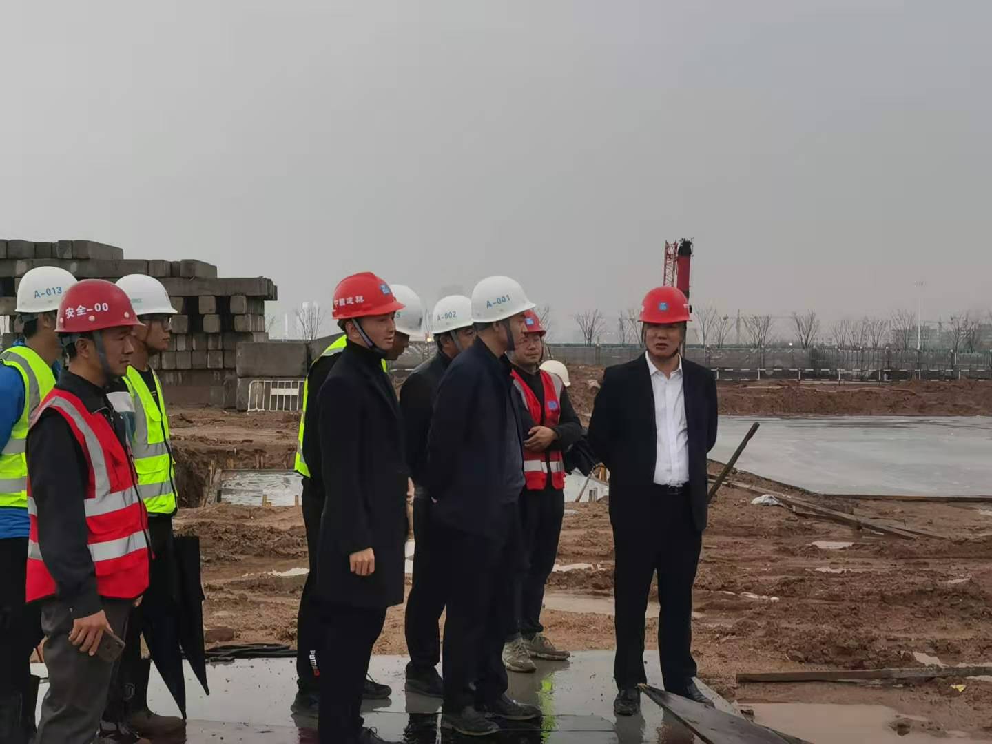 青岛分公司党总支书记、总经理刘小良带队检查北京市二十一世纪国际学校青岛校区项目1.jpg
