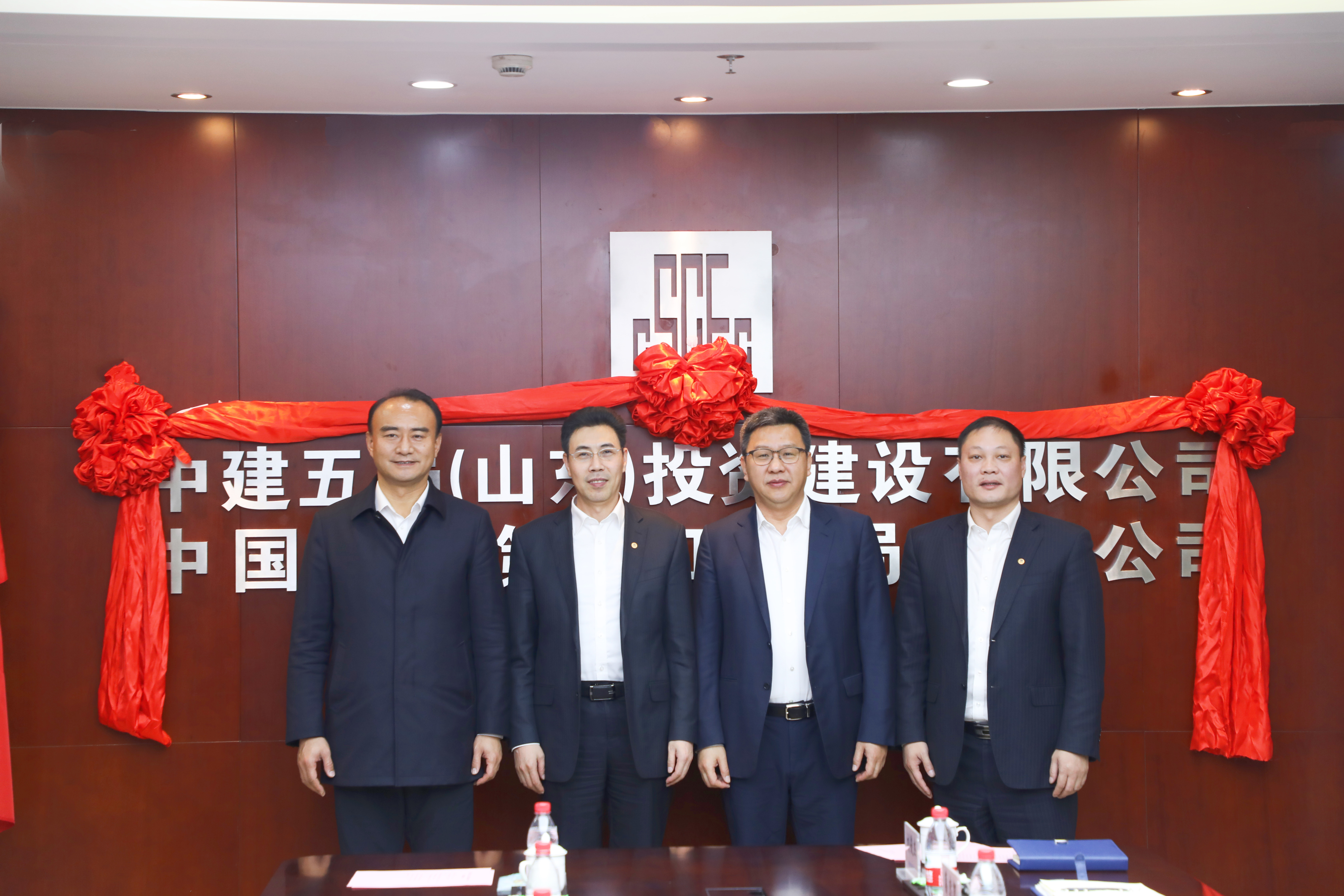 揭牌人员合影.JPG
