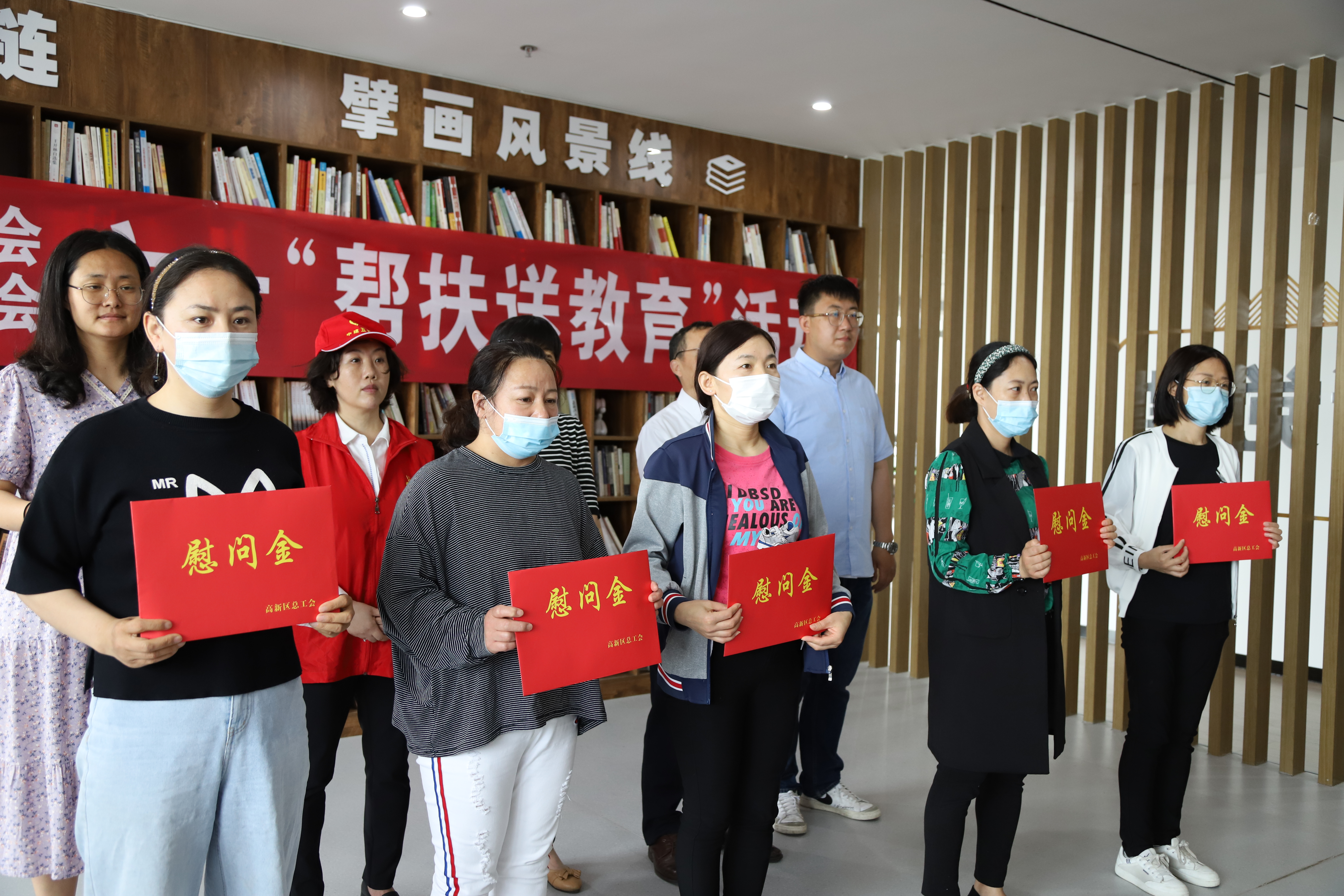 发放慰问金 (2).JPG