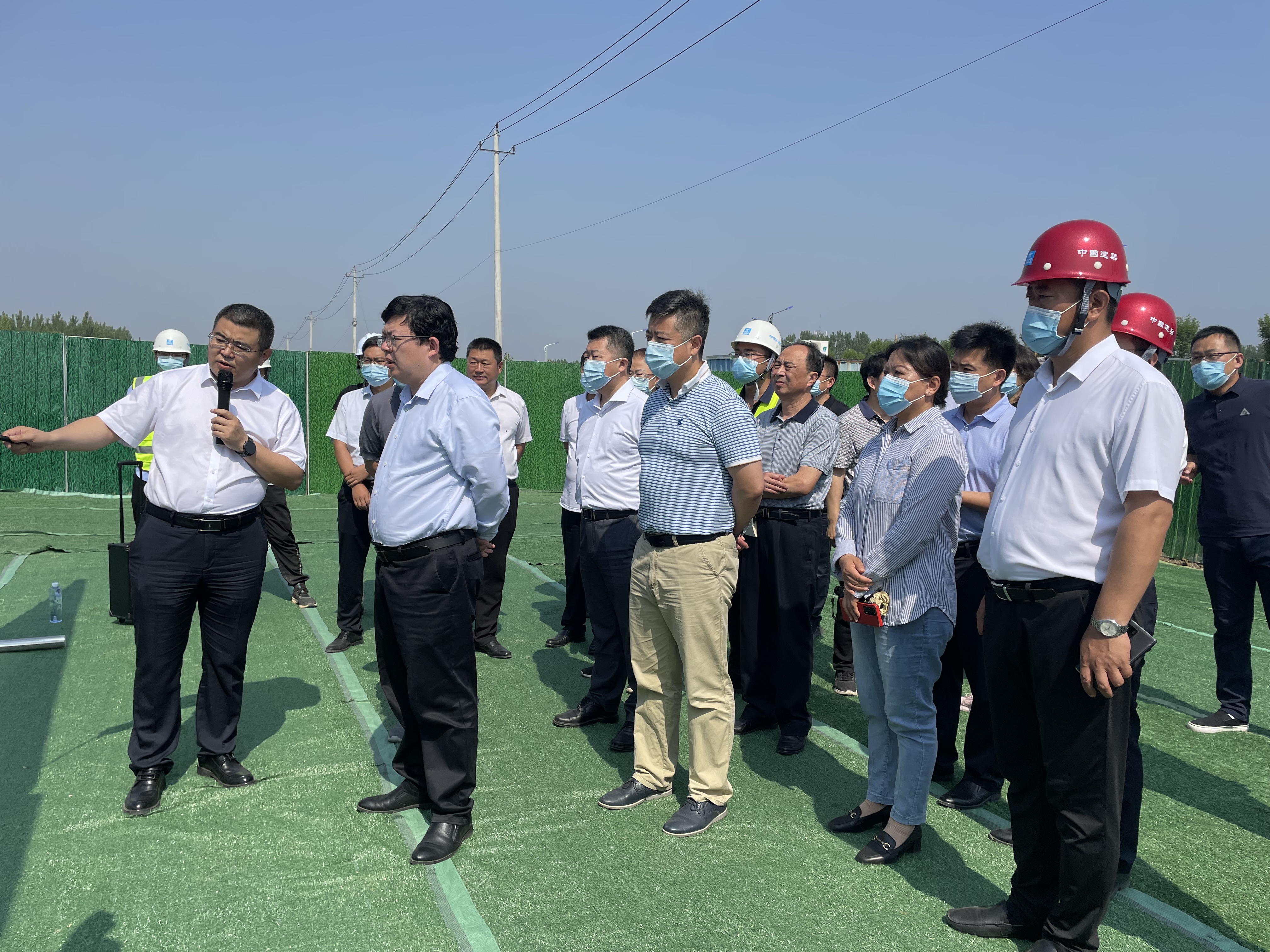 领导现场调研听取工程进展汇报.jpg