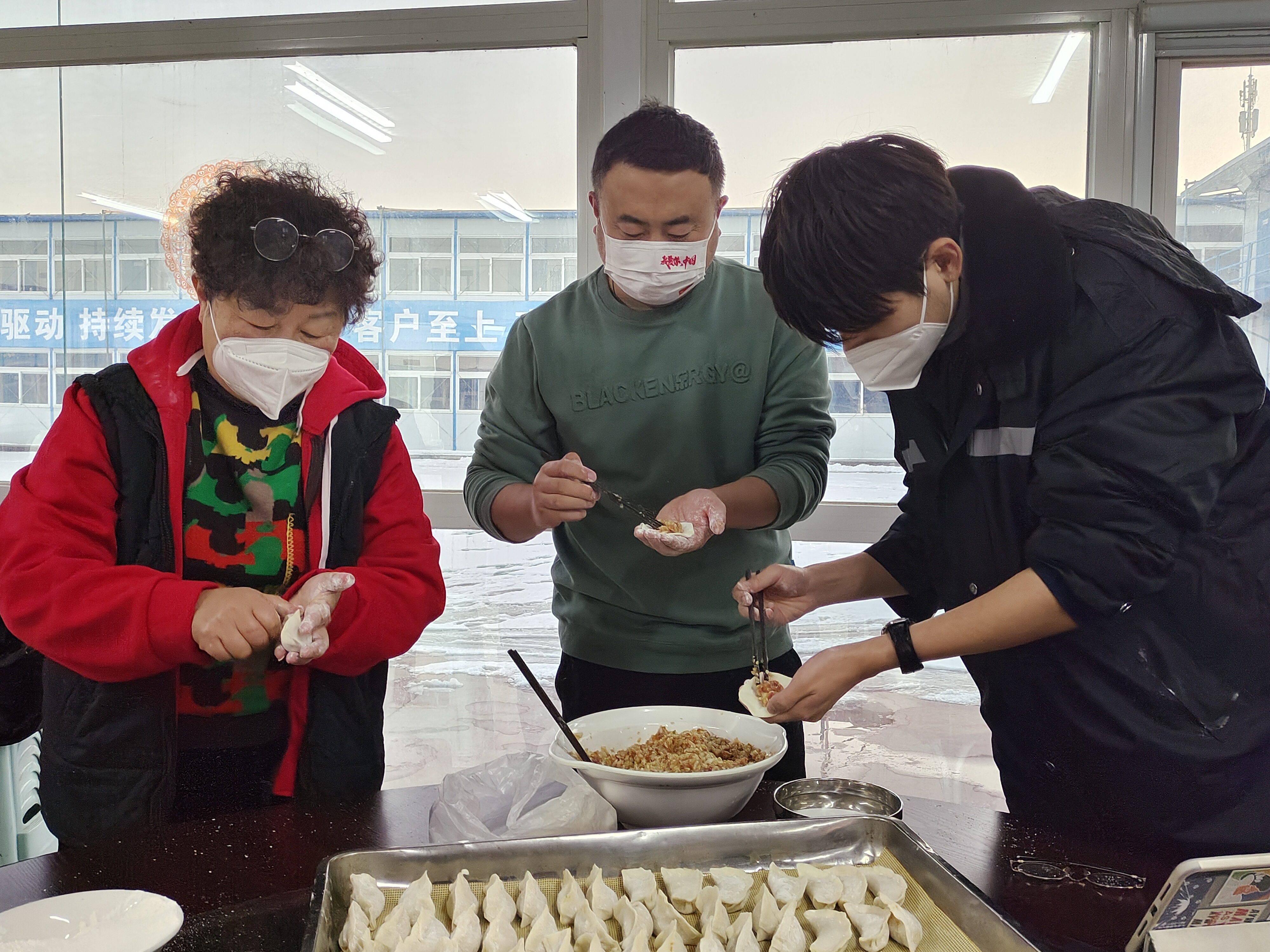 管理人员共同包饺子 (2).jpg