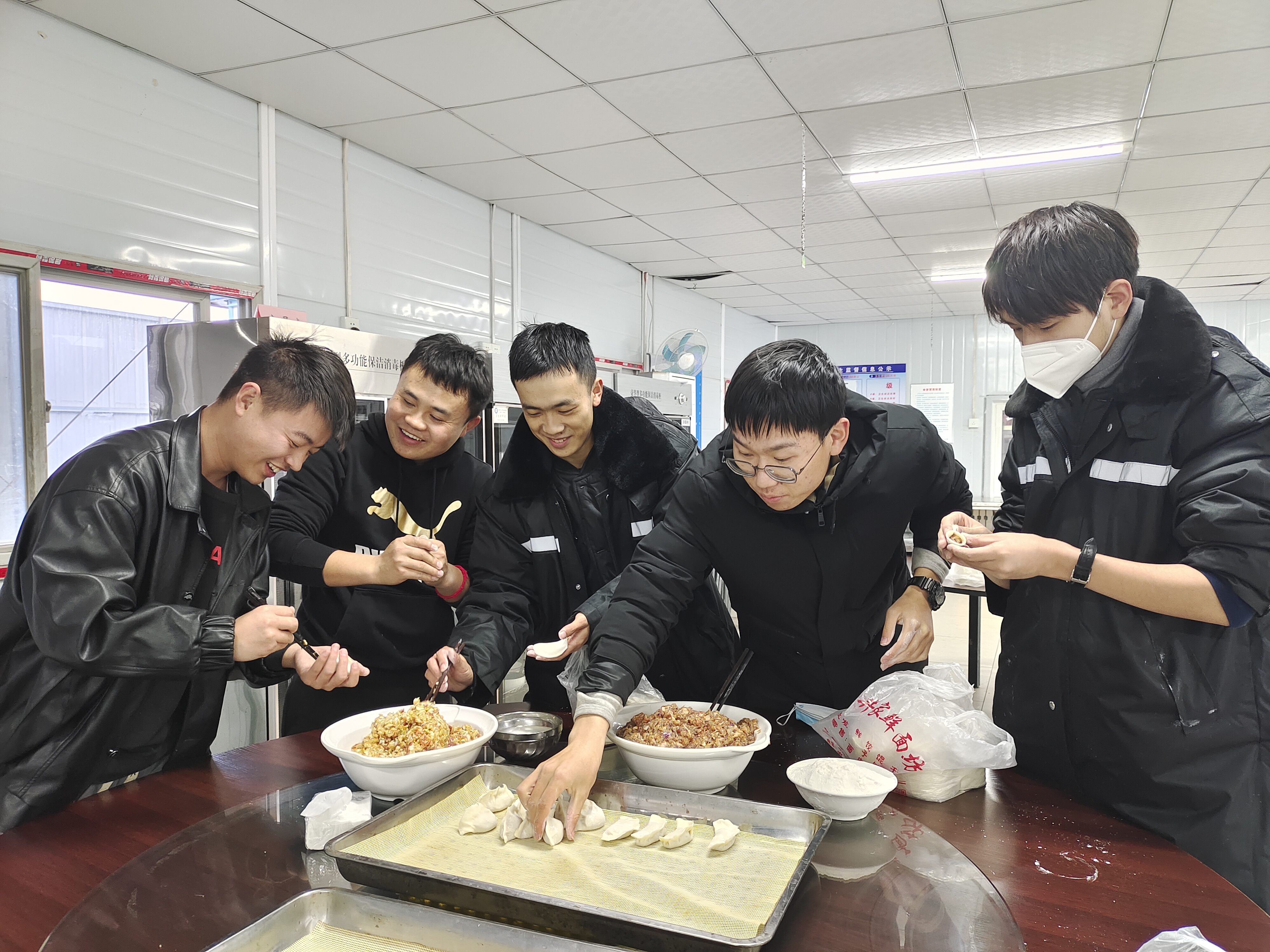 管理人员共同包饺子.jpg