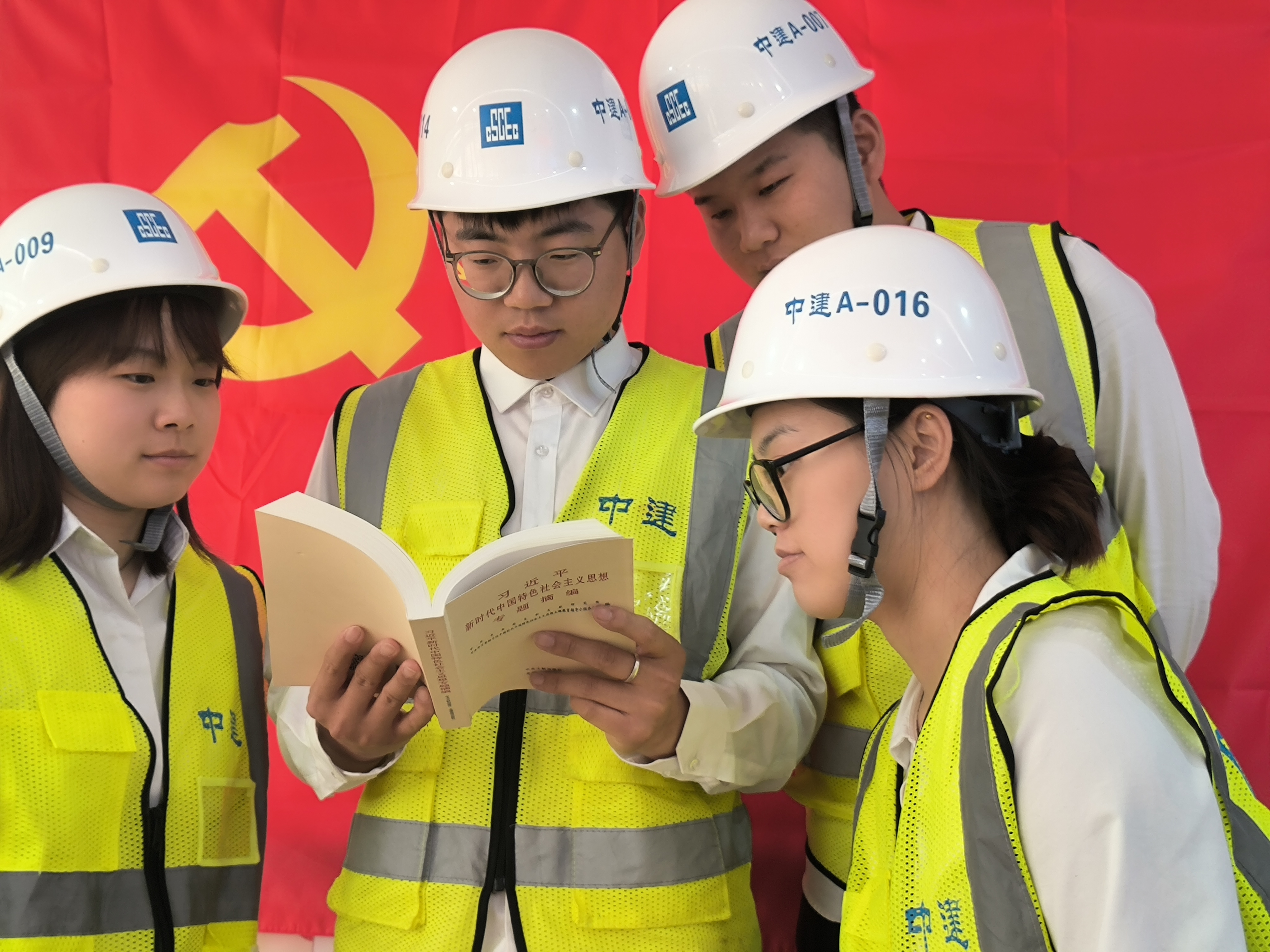 山东公司东营中心城区综合物流园项目团支部开展“书香筑梦 礼韵传承—争做文明有礼中建人”读书分享会活动（照片）.jpg
