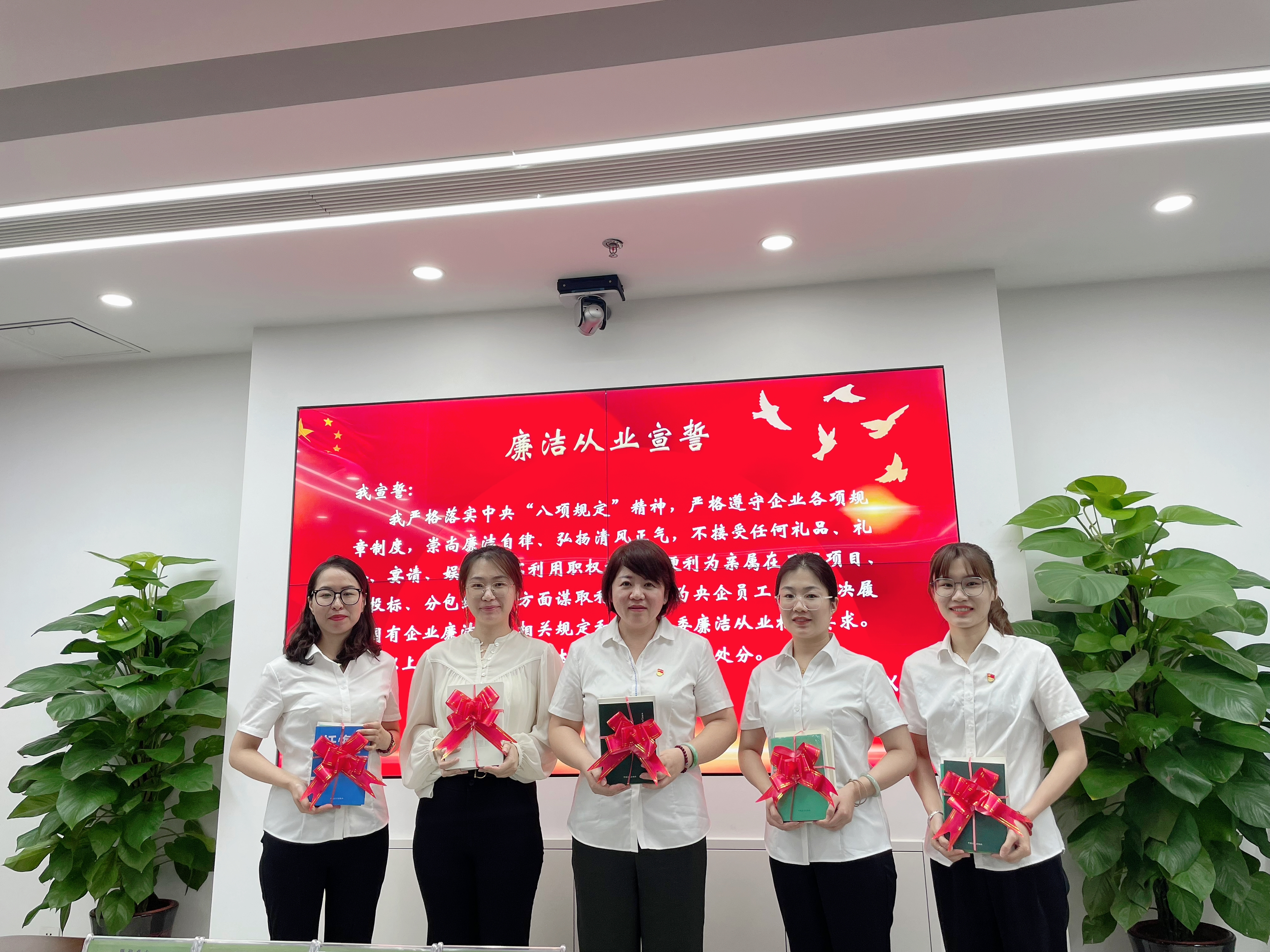 授“廉洁”书籍.jpg