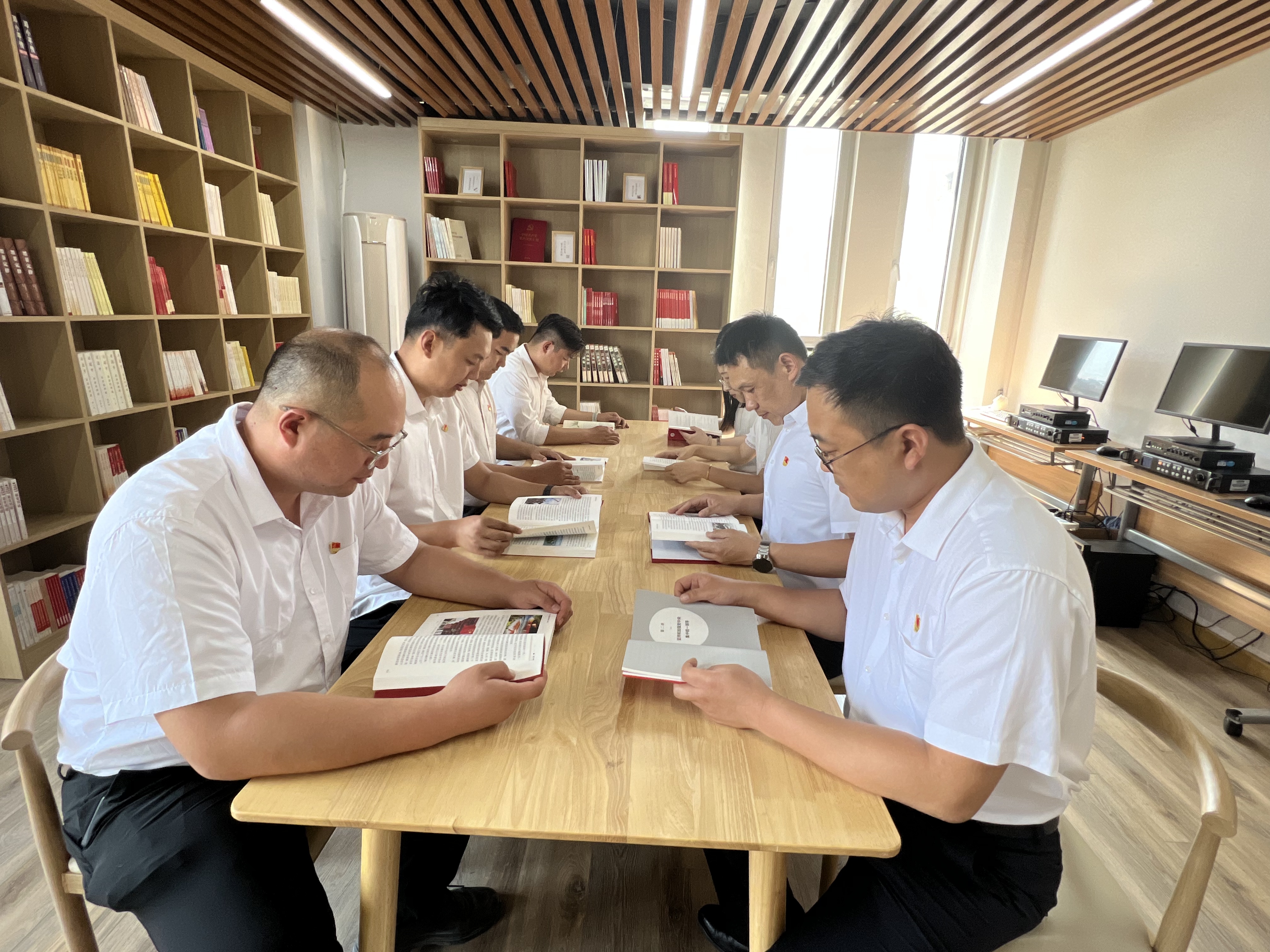4.项目纪检监督小组与党员共同学习廉政书籍.jpg