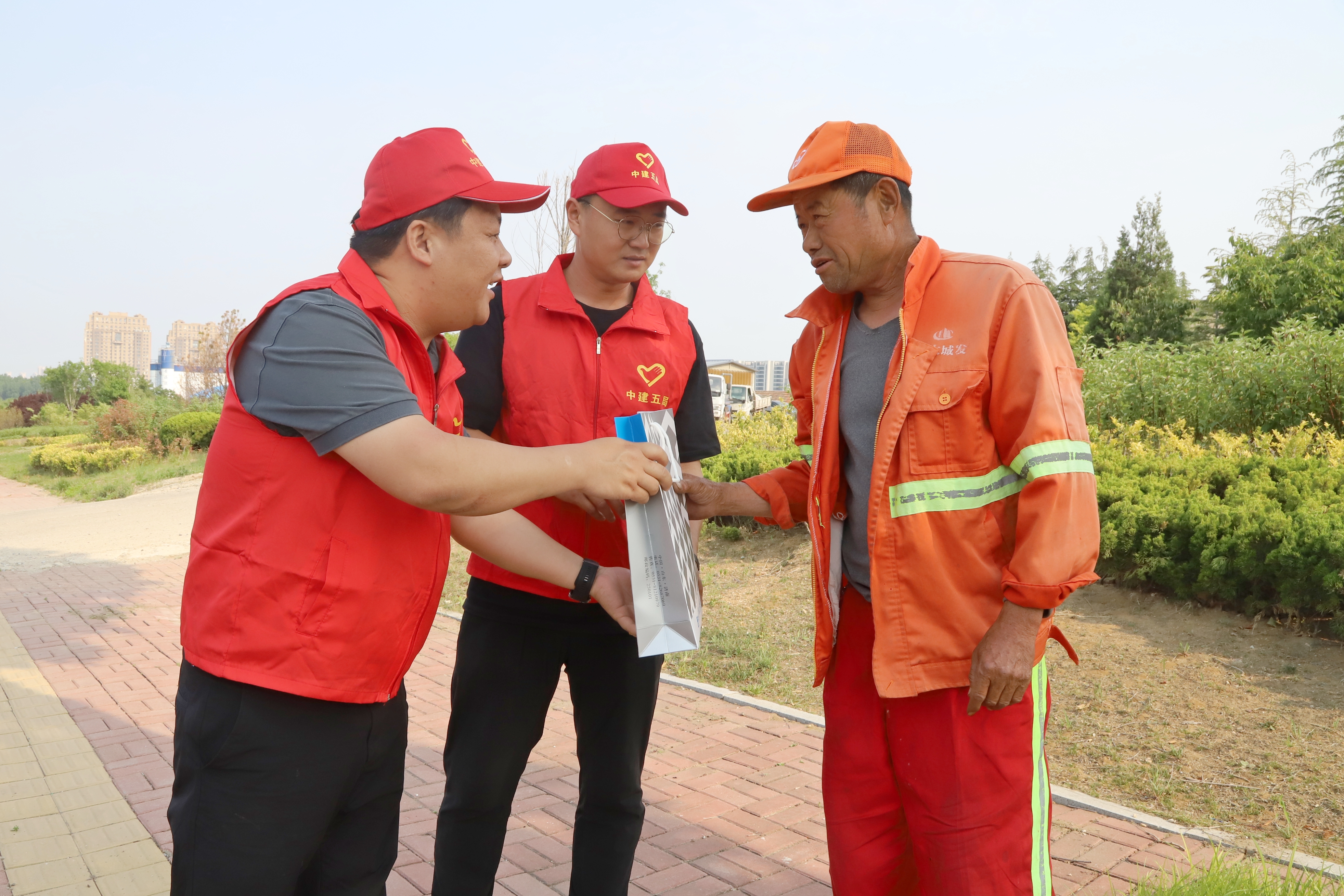 烟台正大尚誉府XIN青年为城市建设社送去清凉关爱.jpg