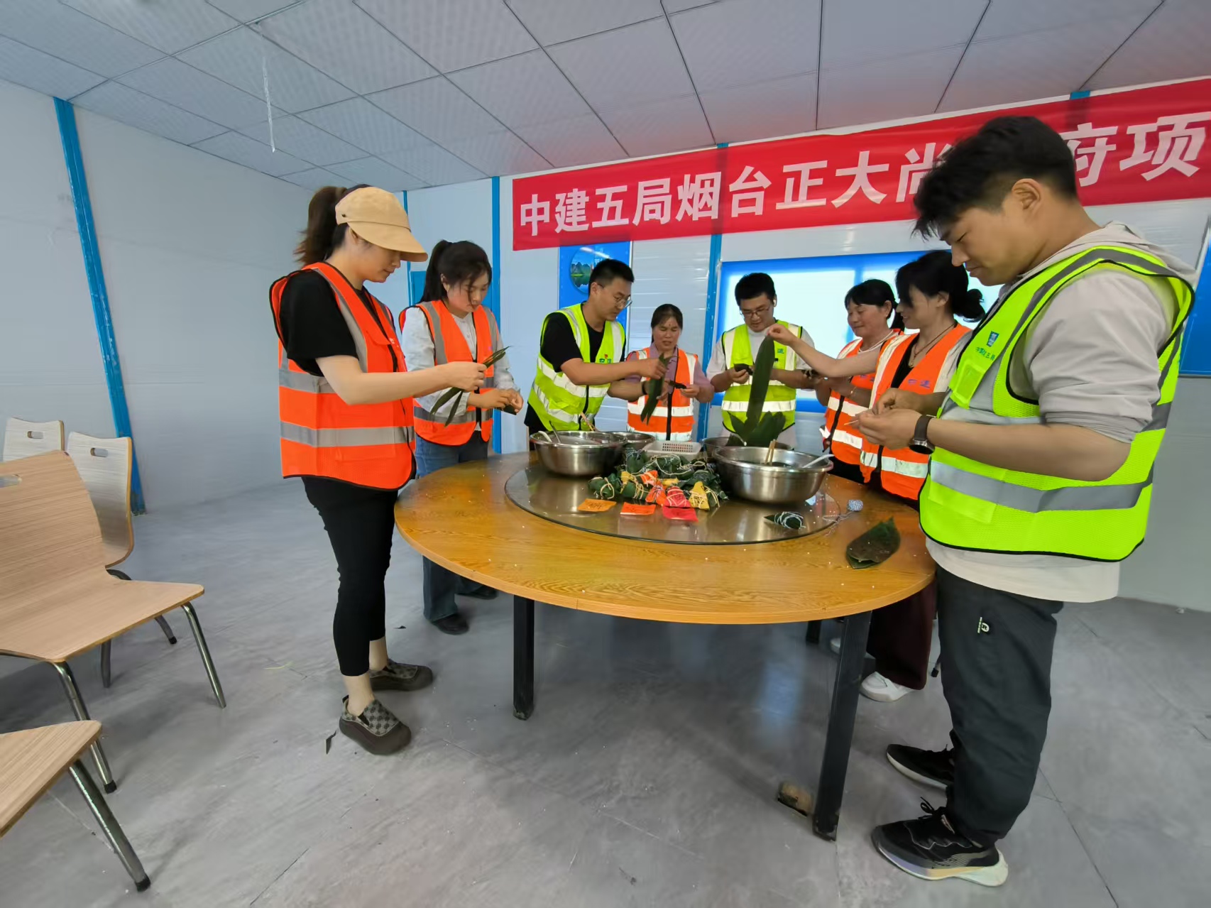 烟台正大尚誉府项目XIN青年与工友同包粽子.jpg