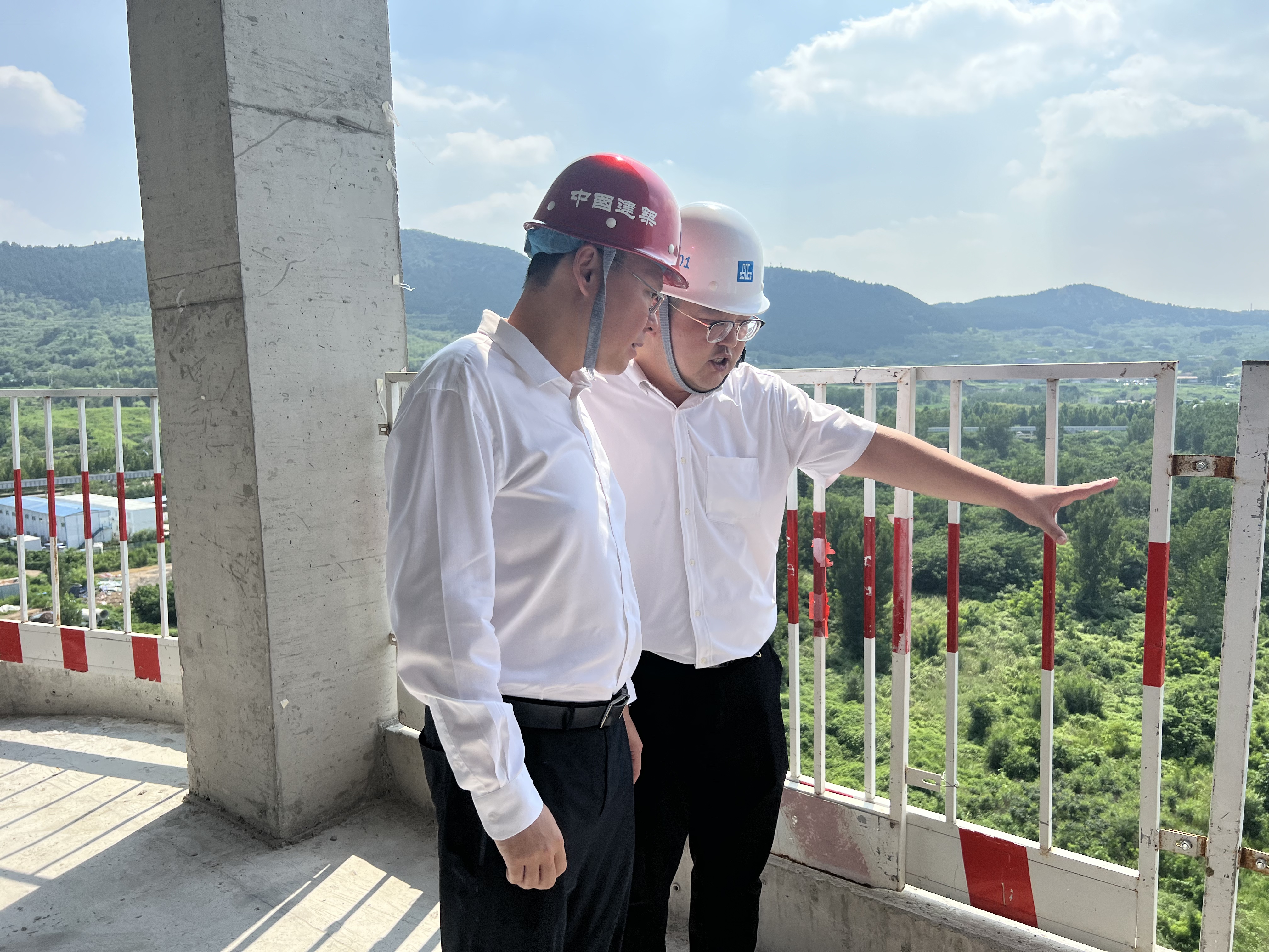 董事长检查现场1.jpg
