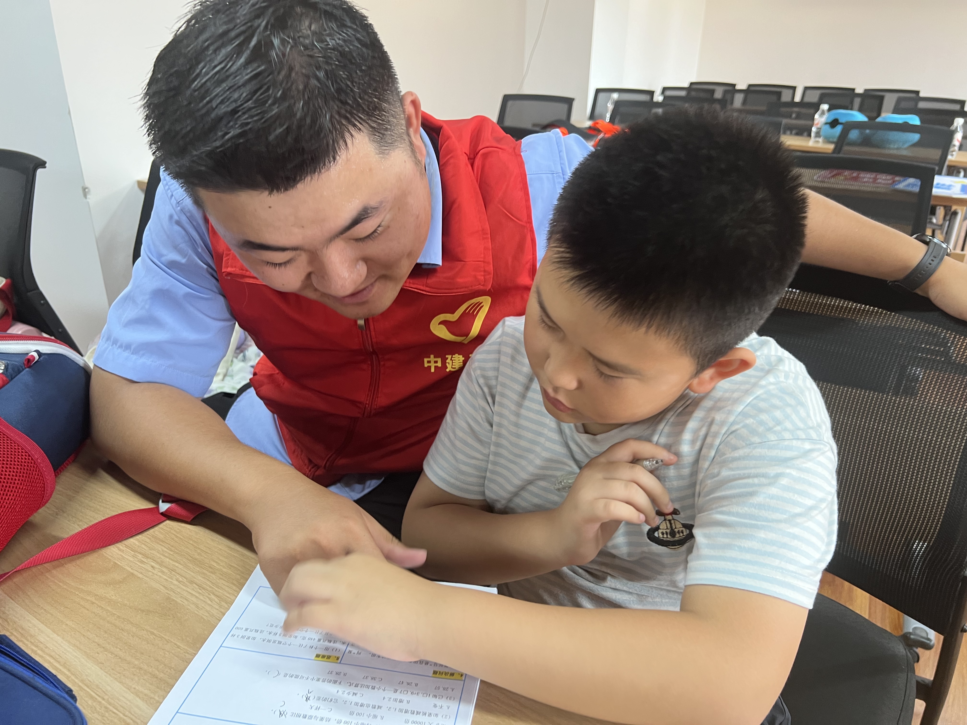 志愿者辅导社区孩子作业.jpg