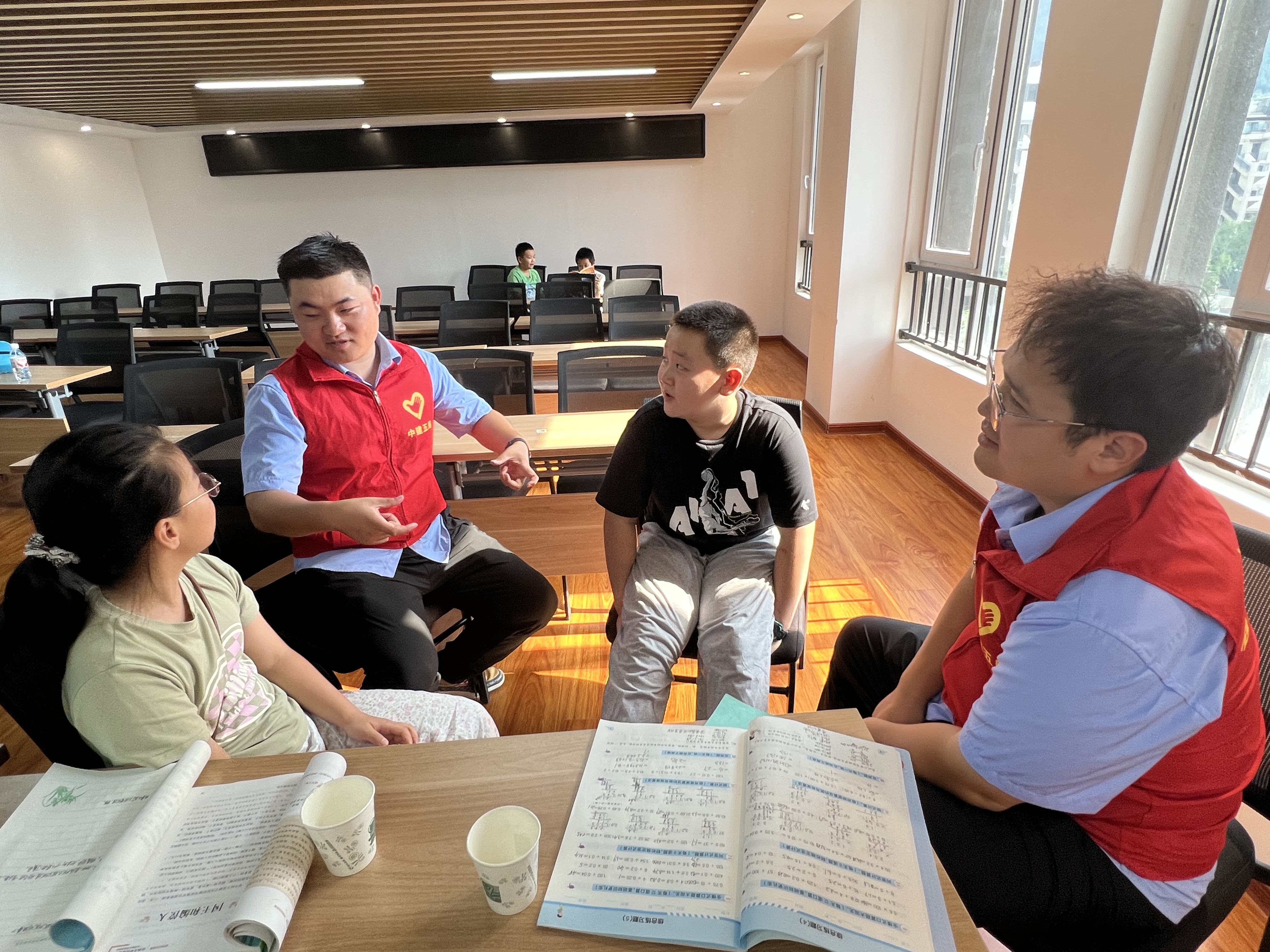 志愿者与社区孩子们谈心.jpg