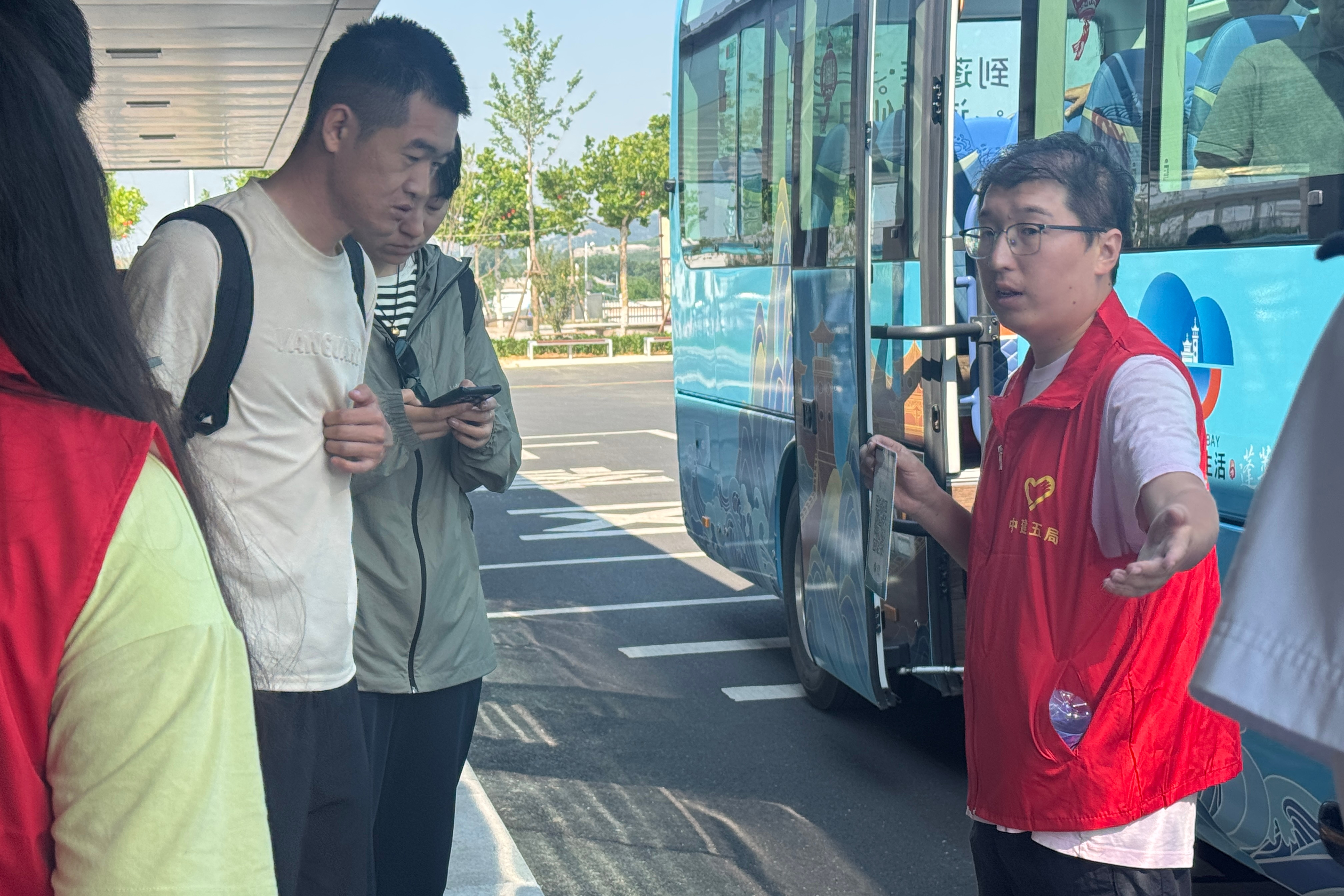 “齐鲁XIN”青年护航高铁站.jpg