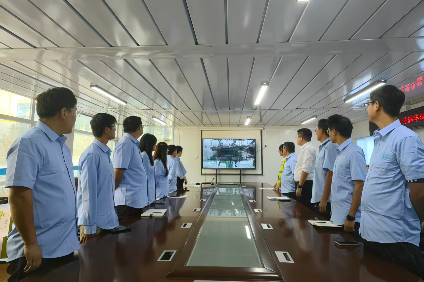 共同传唱局歌.jpg