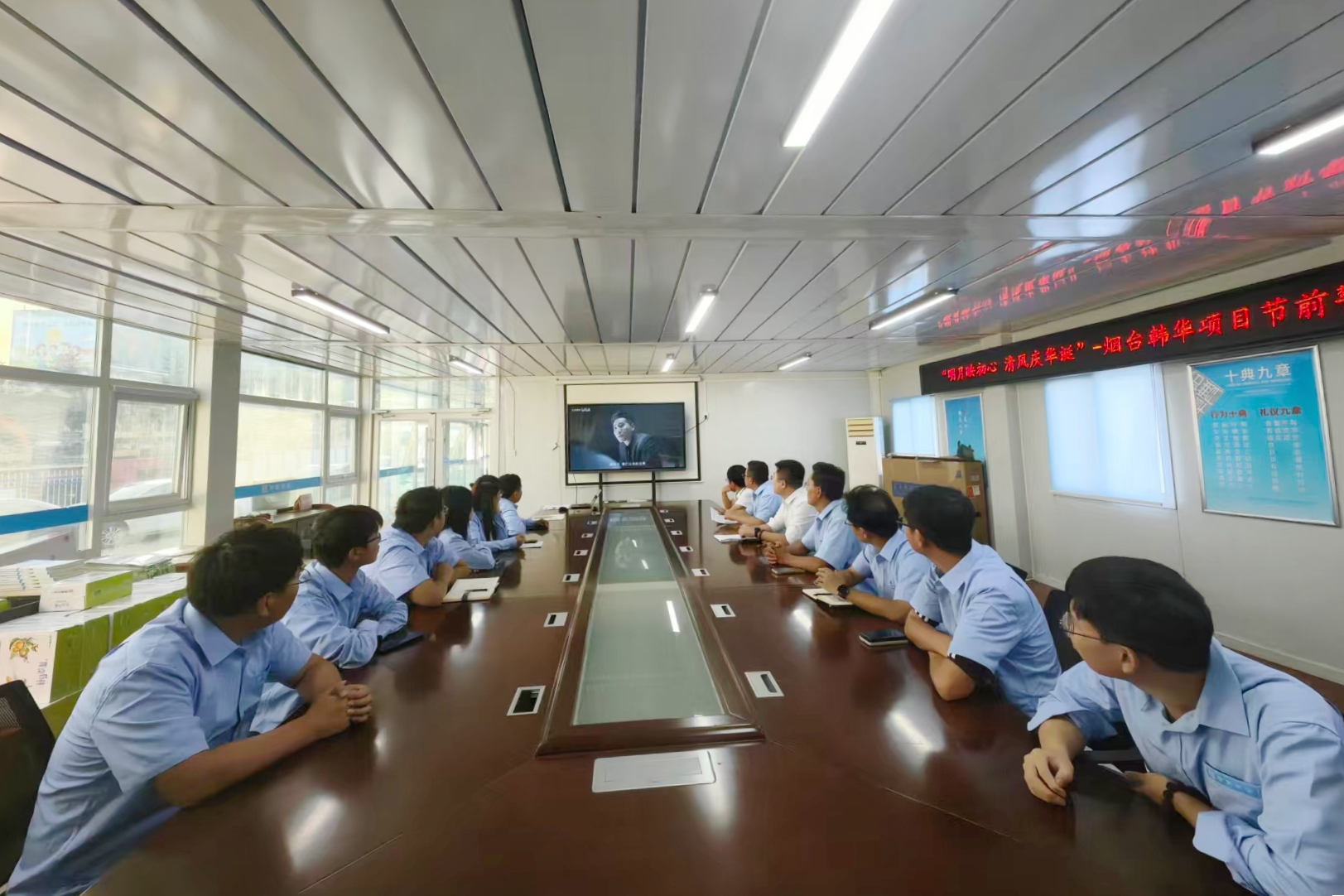 观看警示教育片.jpg