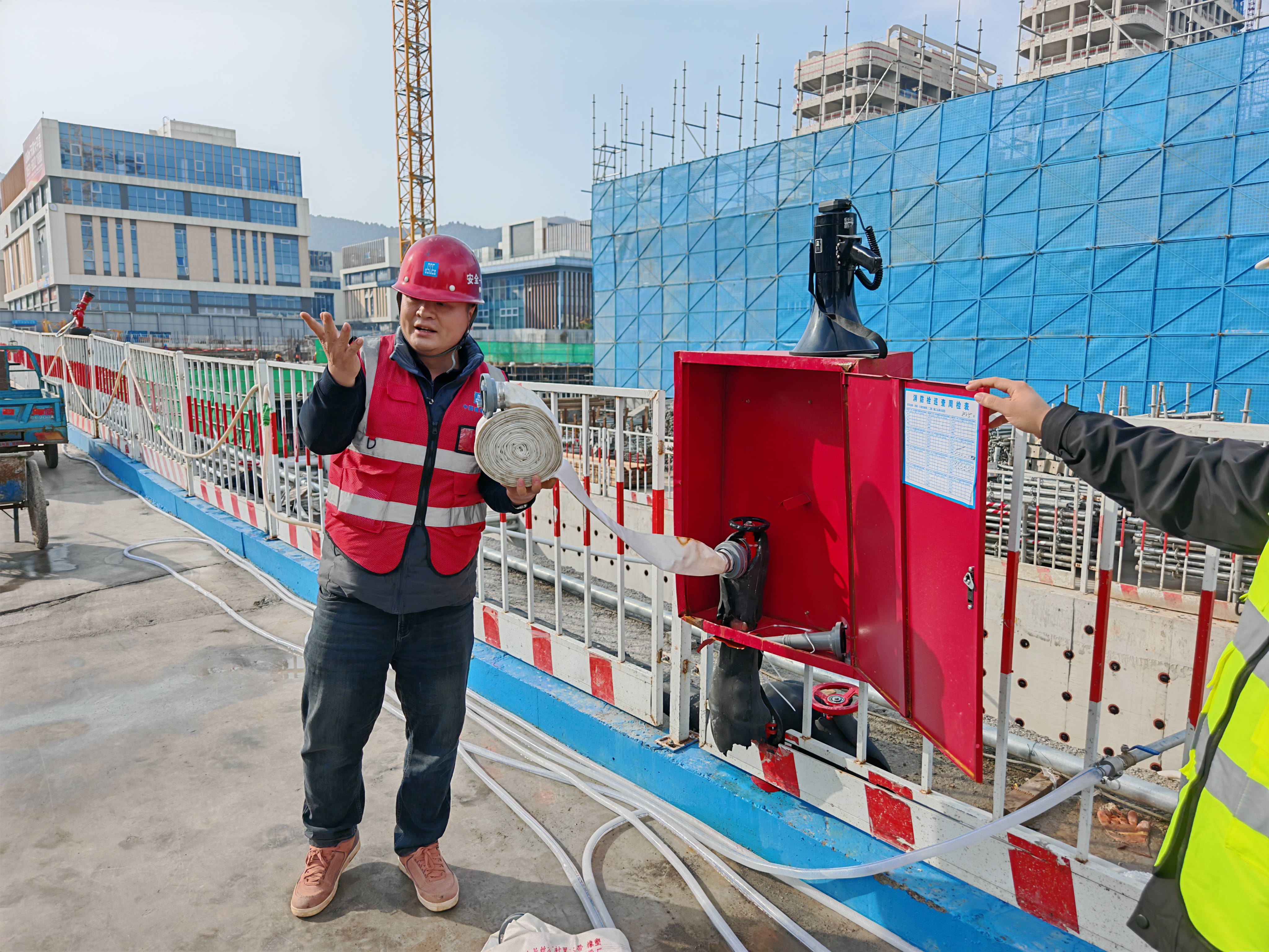 2.消防水带使用讲解.jpg 2.消防水带使用讲解.jpg