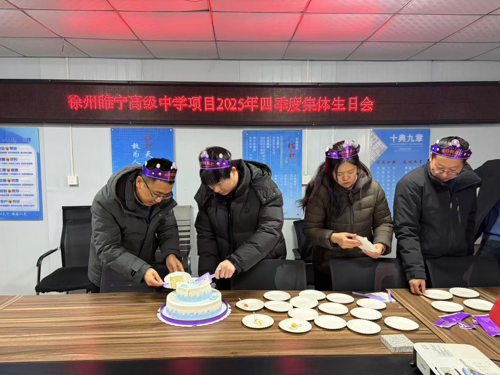 切生日蛋糕.jpg 切生日蛋糕.jpg