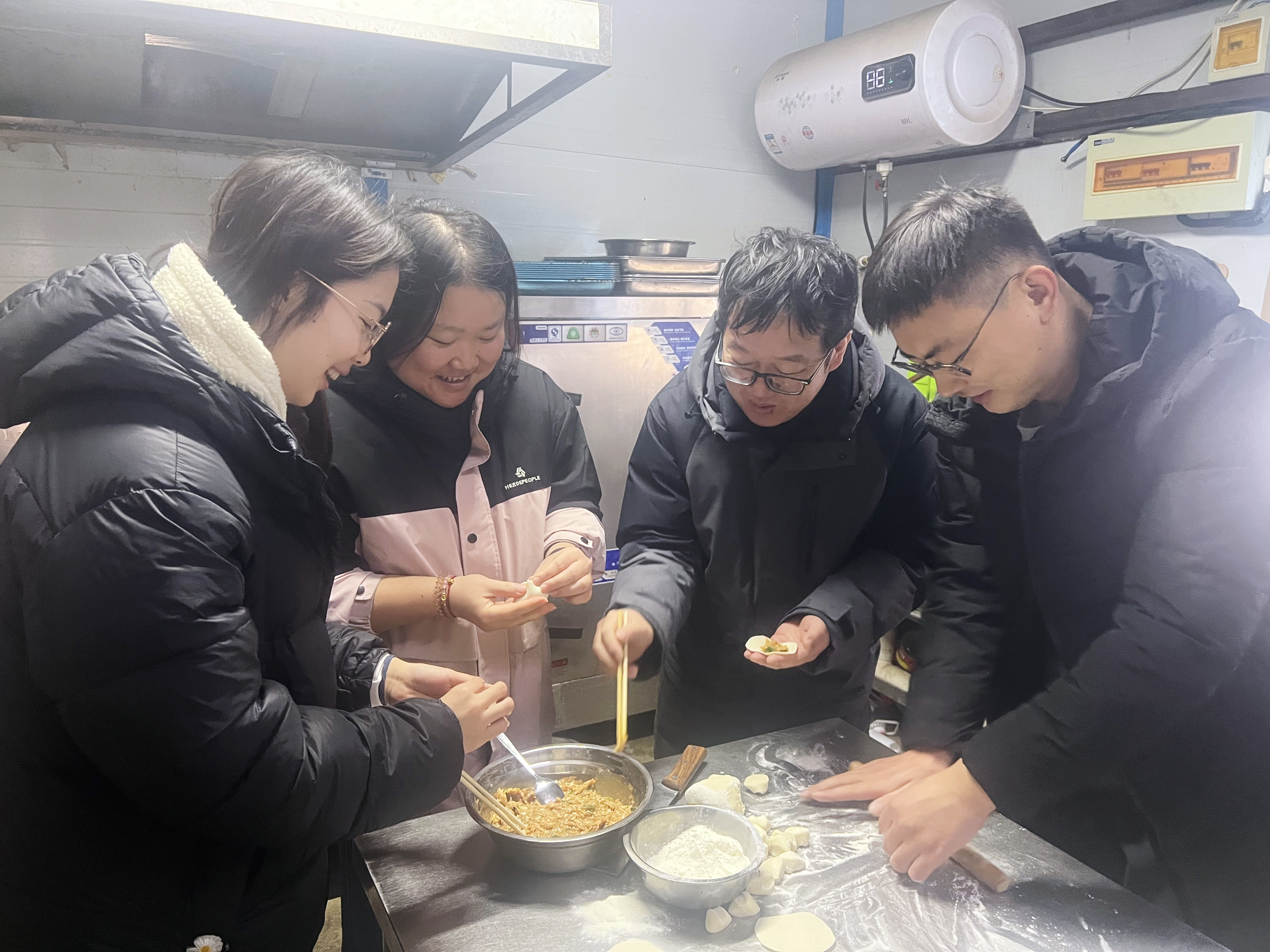 包水饺 (2).jpg 包水饺 (2).jpg