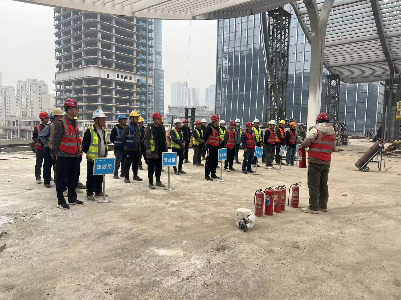 安全员讲解灭火器正确使用方法.jpg