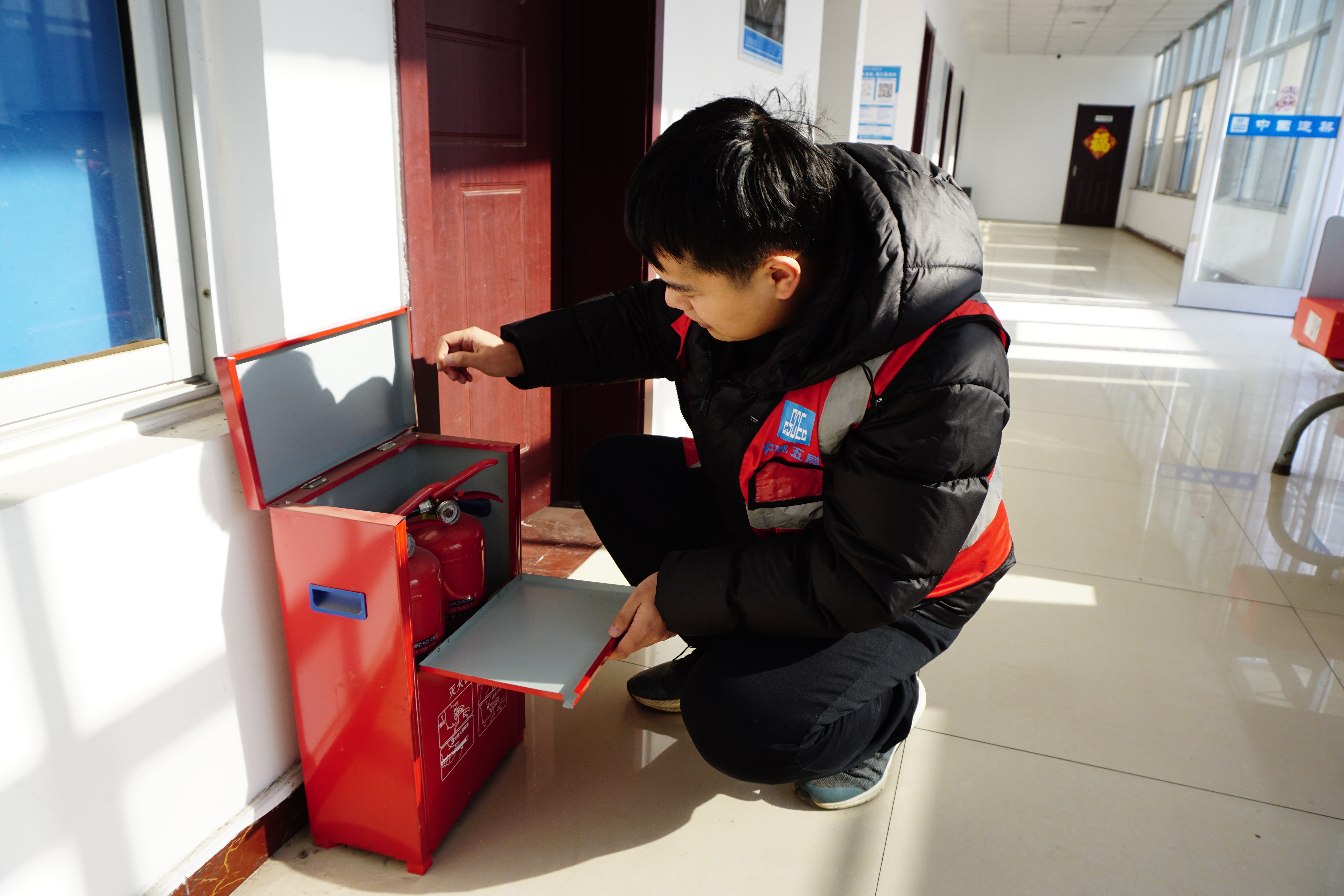 检查灭火器情况.jpg 检查灭火器情况.jpg