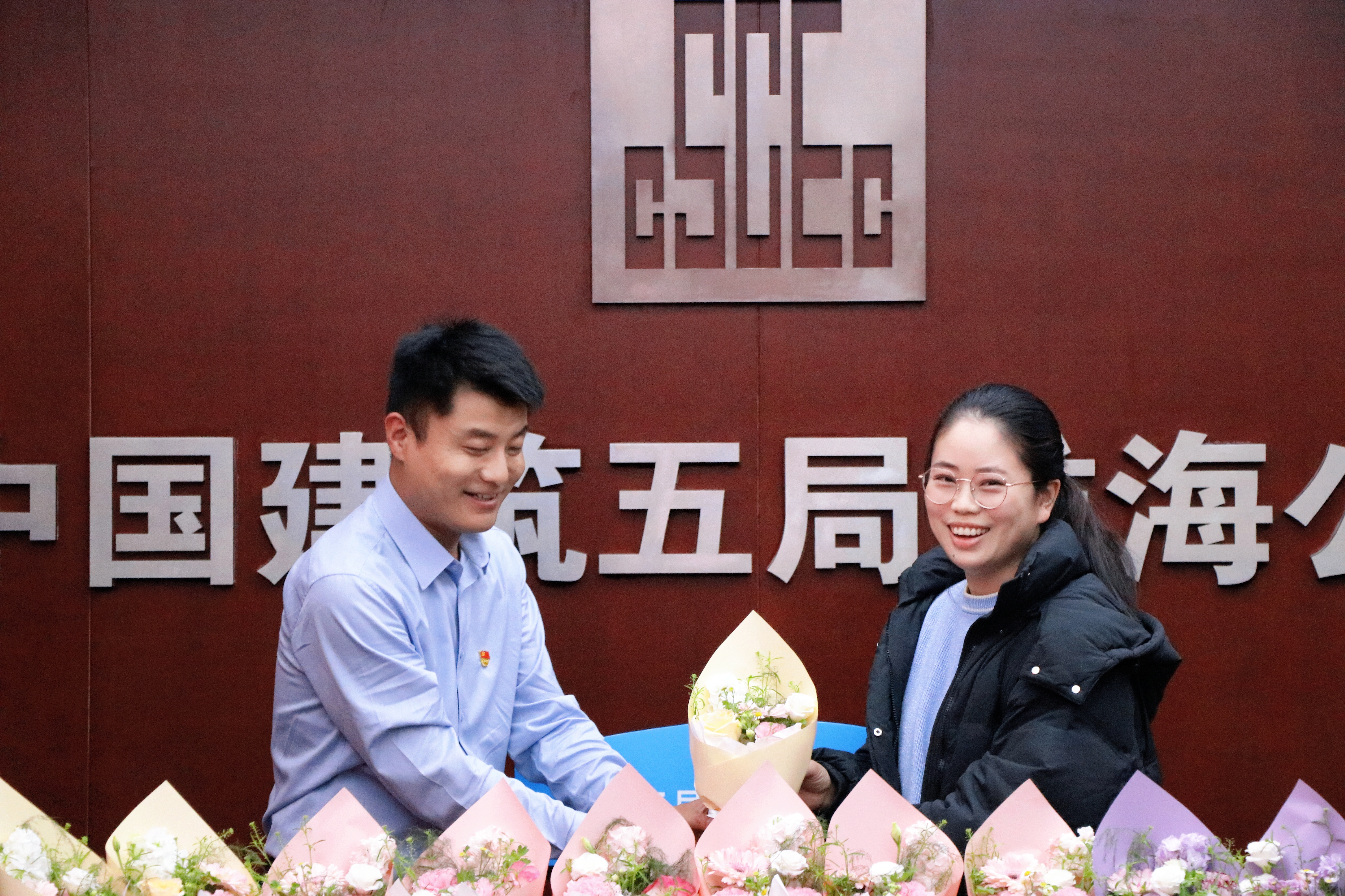 党总支书记、执行总经理彭虎慰问女职工 (1).jpg 党总支书记、执行总经理彭虎慰问女职工 (1).jpg