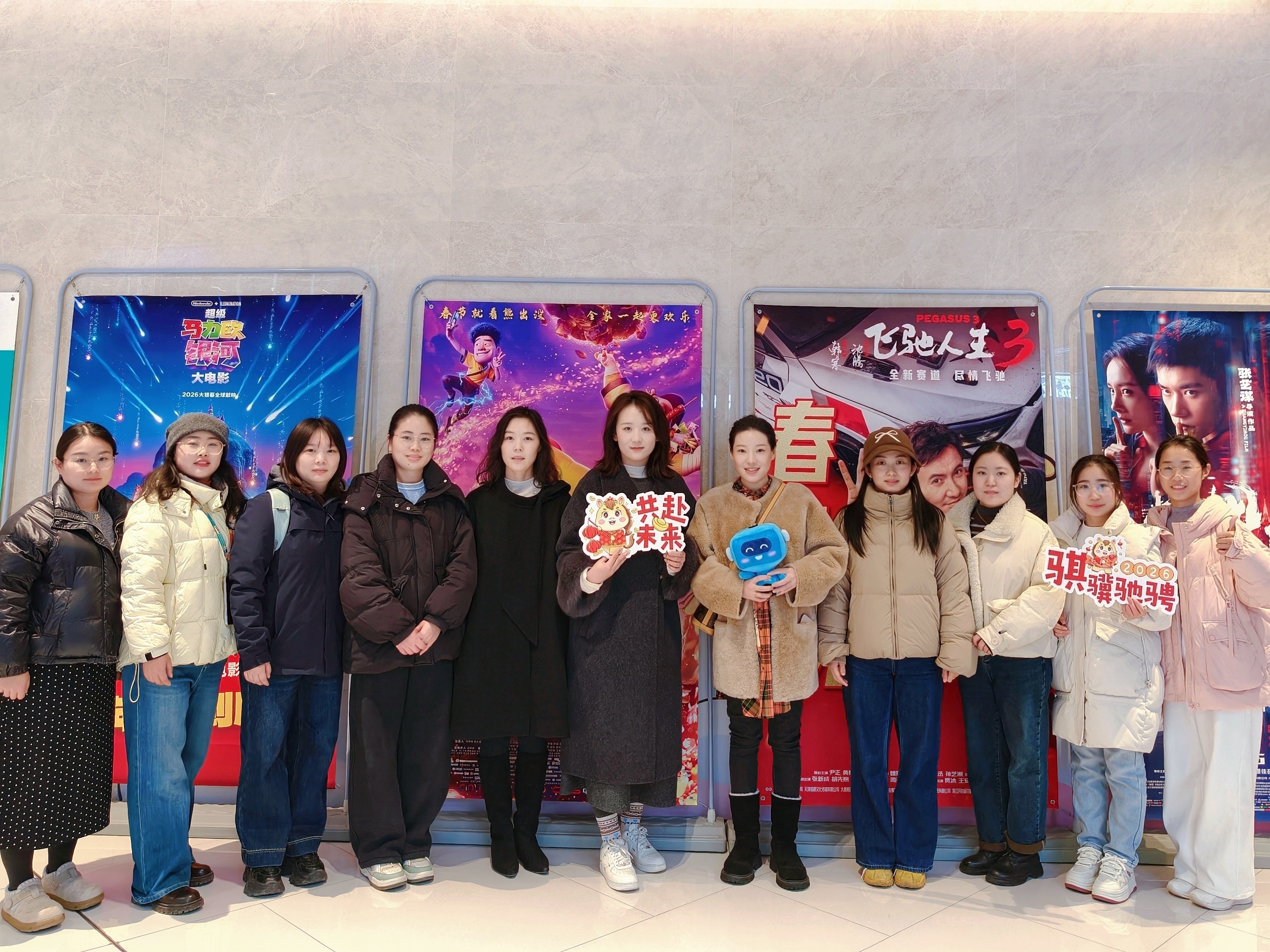 集体观影.jpg 集体观影.jpg