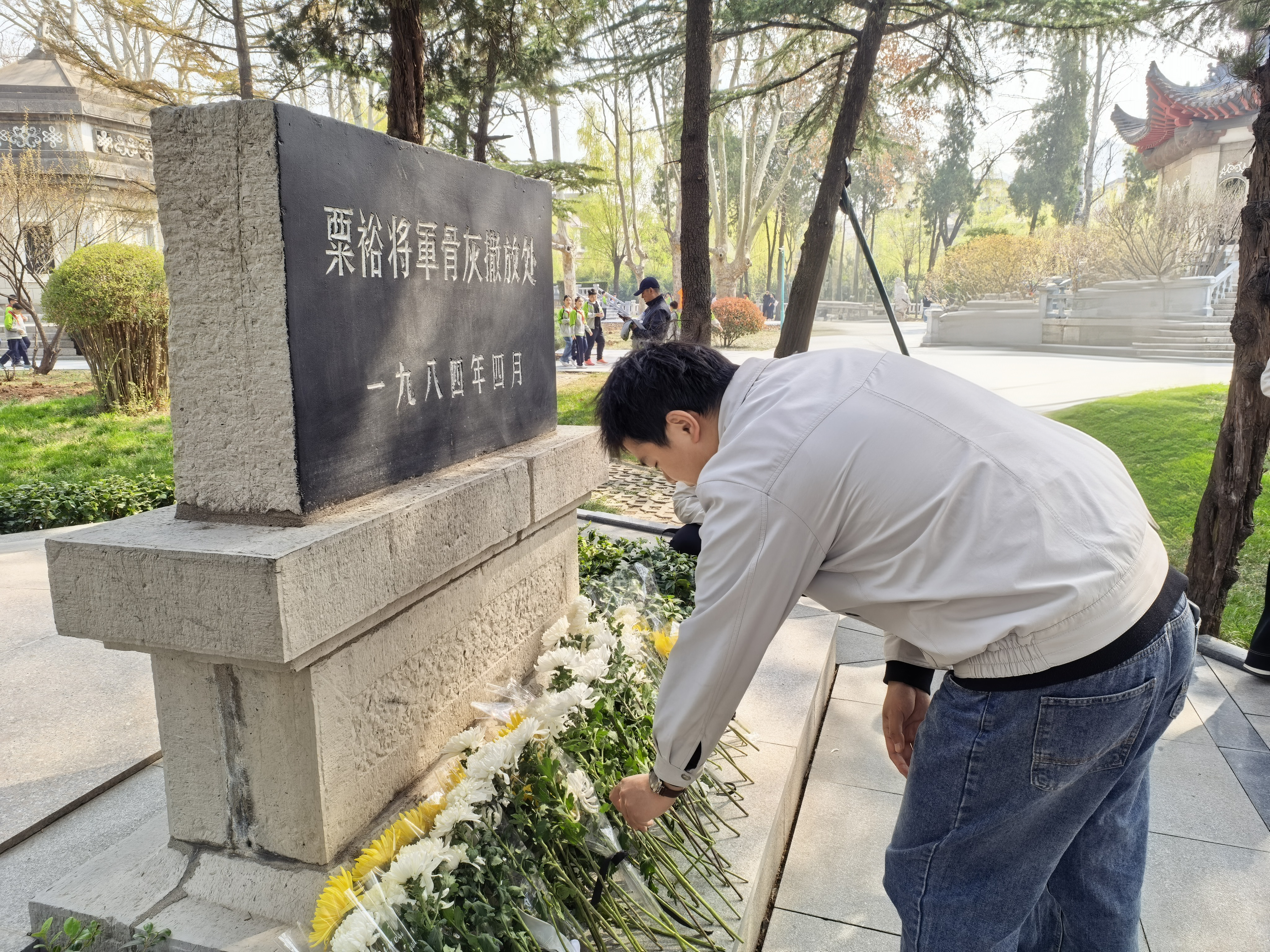 向粟裕将军敬献鲜花.jpg 向粟裕将军敬献鲜花.jpg