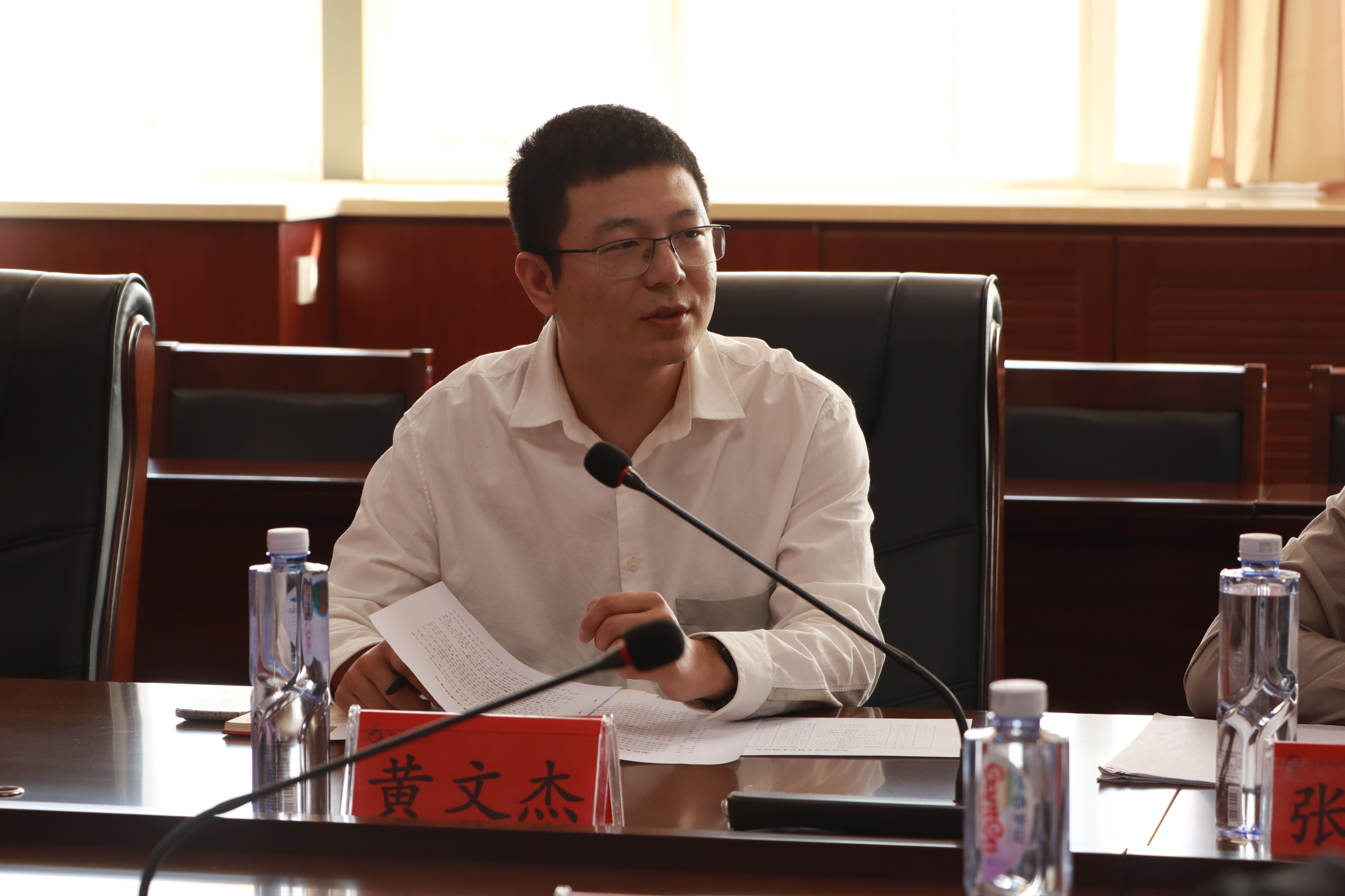 黄文杰在专题调座谈会上发言.JPG