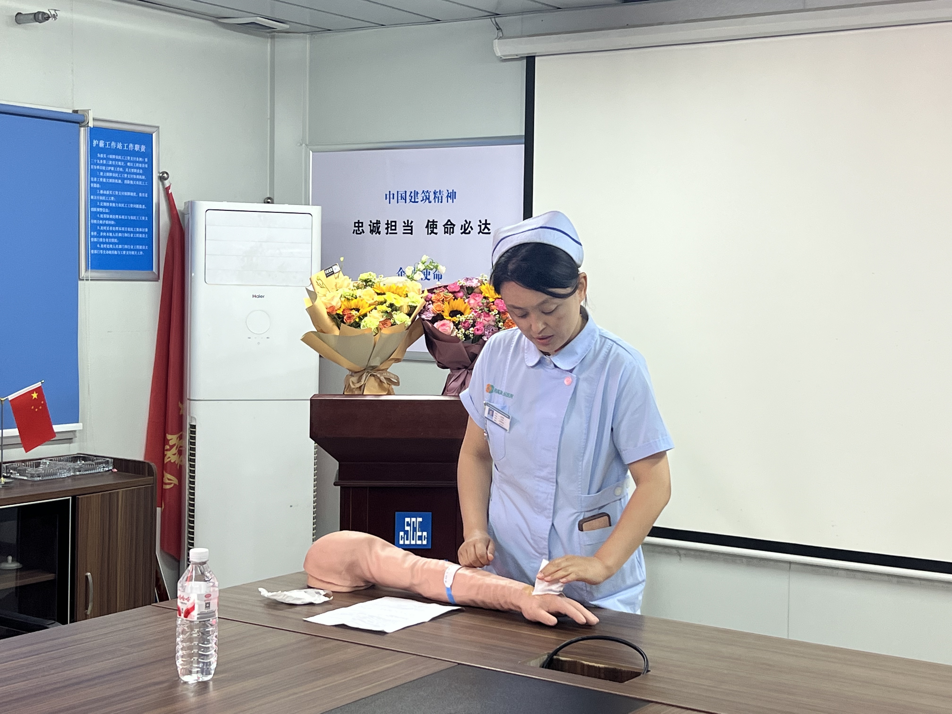 2.白莉莉护士长讲解包扎知识2.jpg 2.白莉莉护士长讲解包扎知识2.jpg