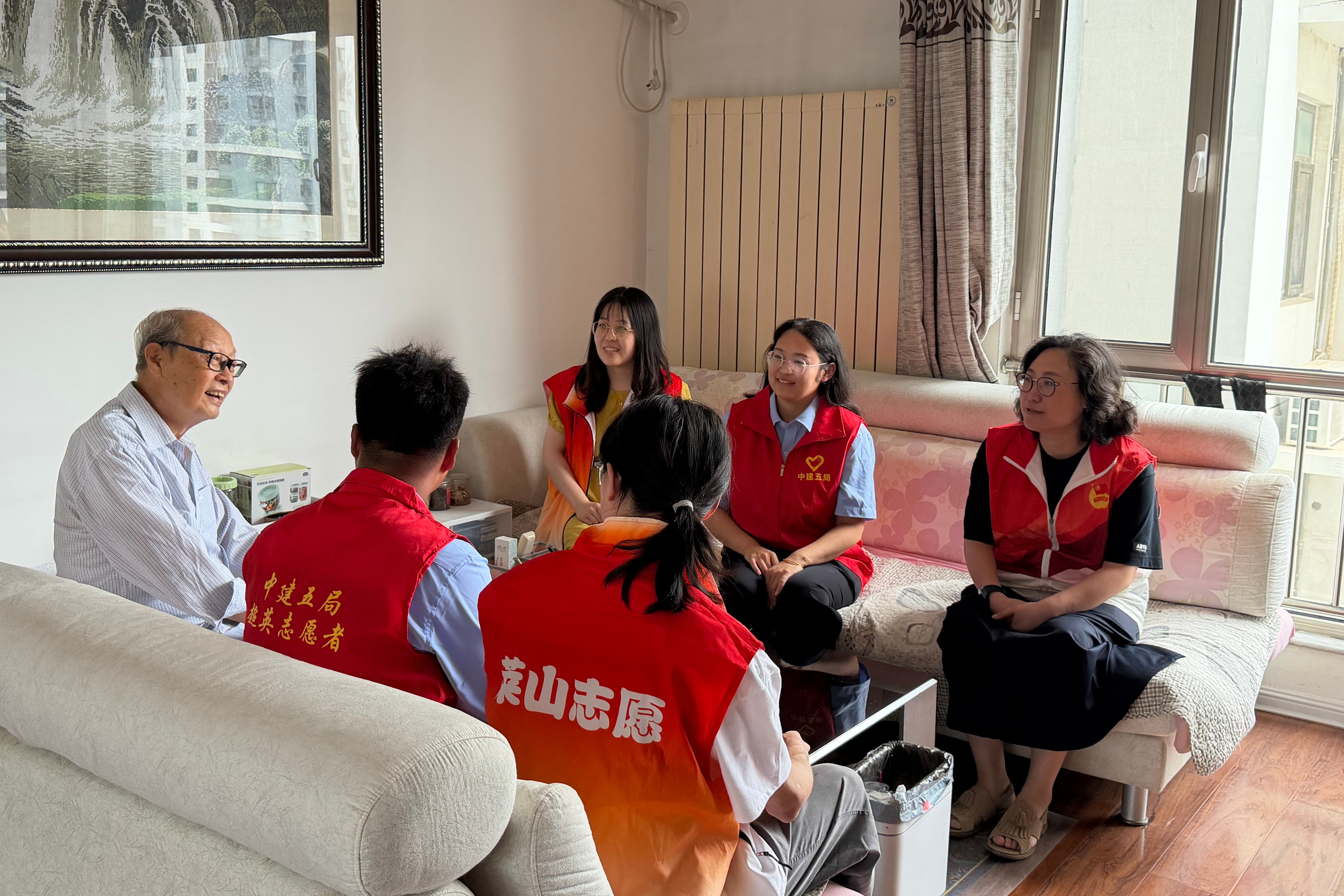 聆听老党员分享.jpg