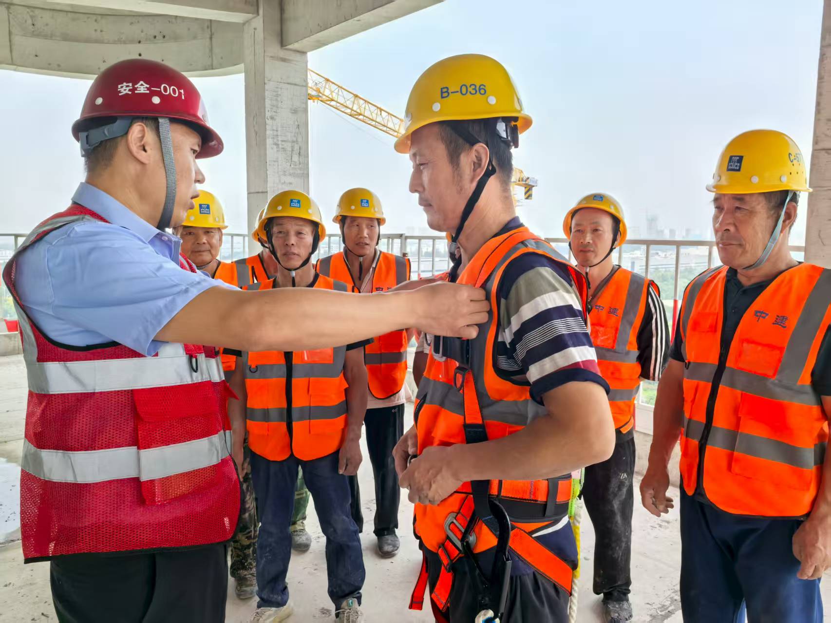 为产业工人进行安全培训.jpg