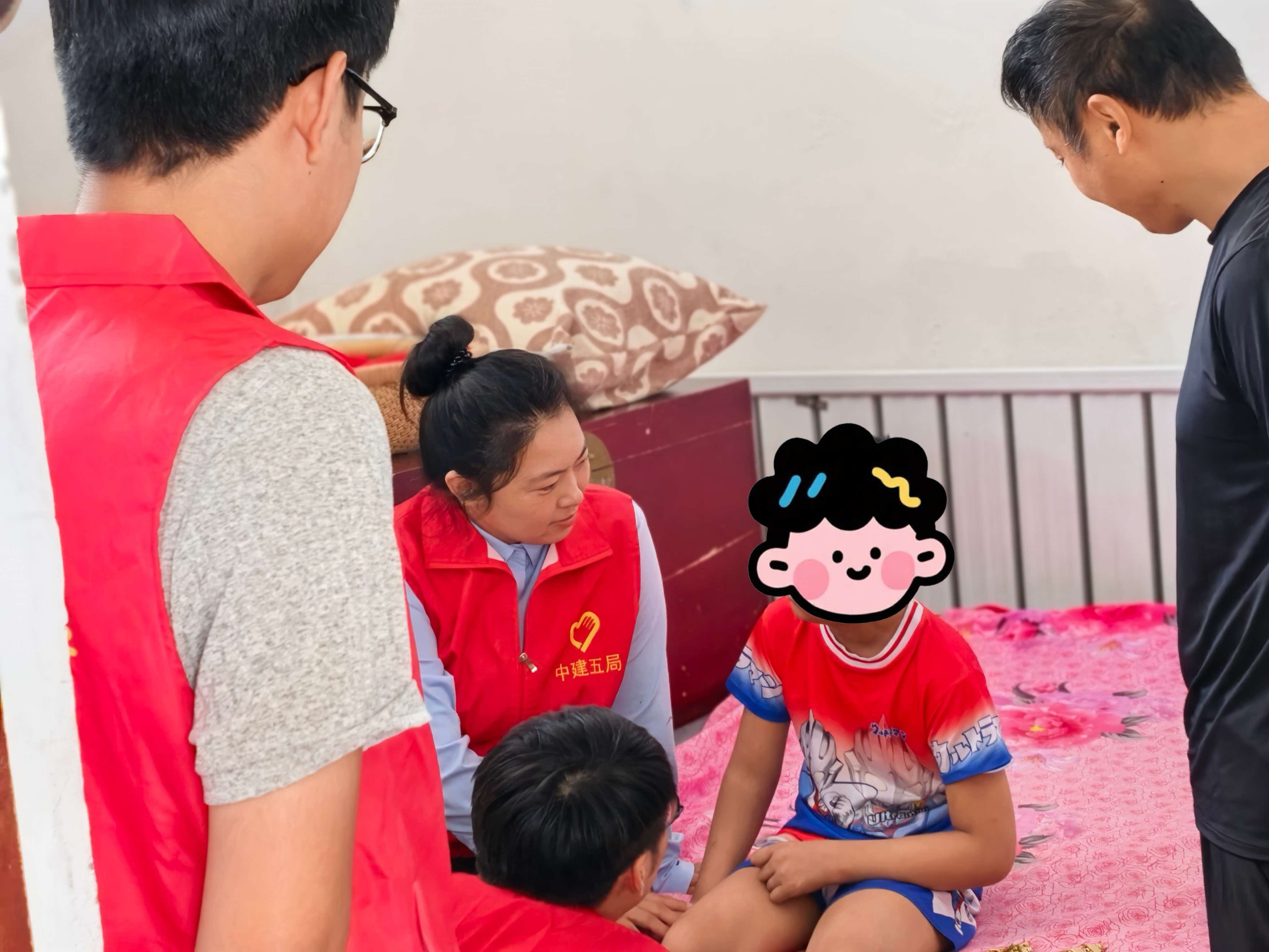 与慰问家庭交流.jpg